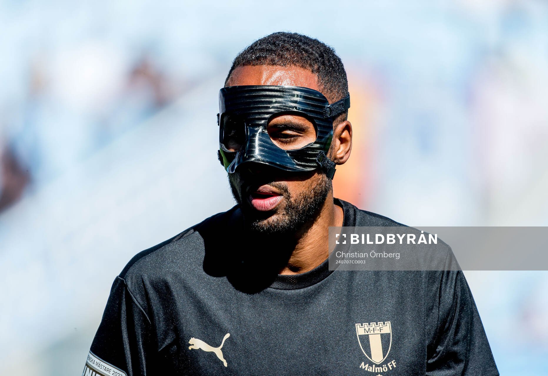 Malmö FFs Isaac Kiese Thelin med ansiktsmask