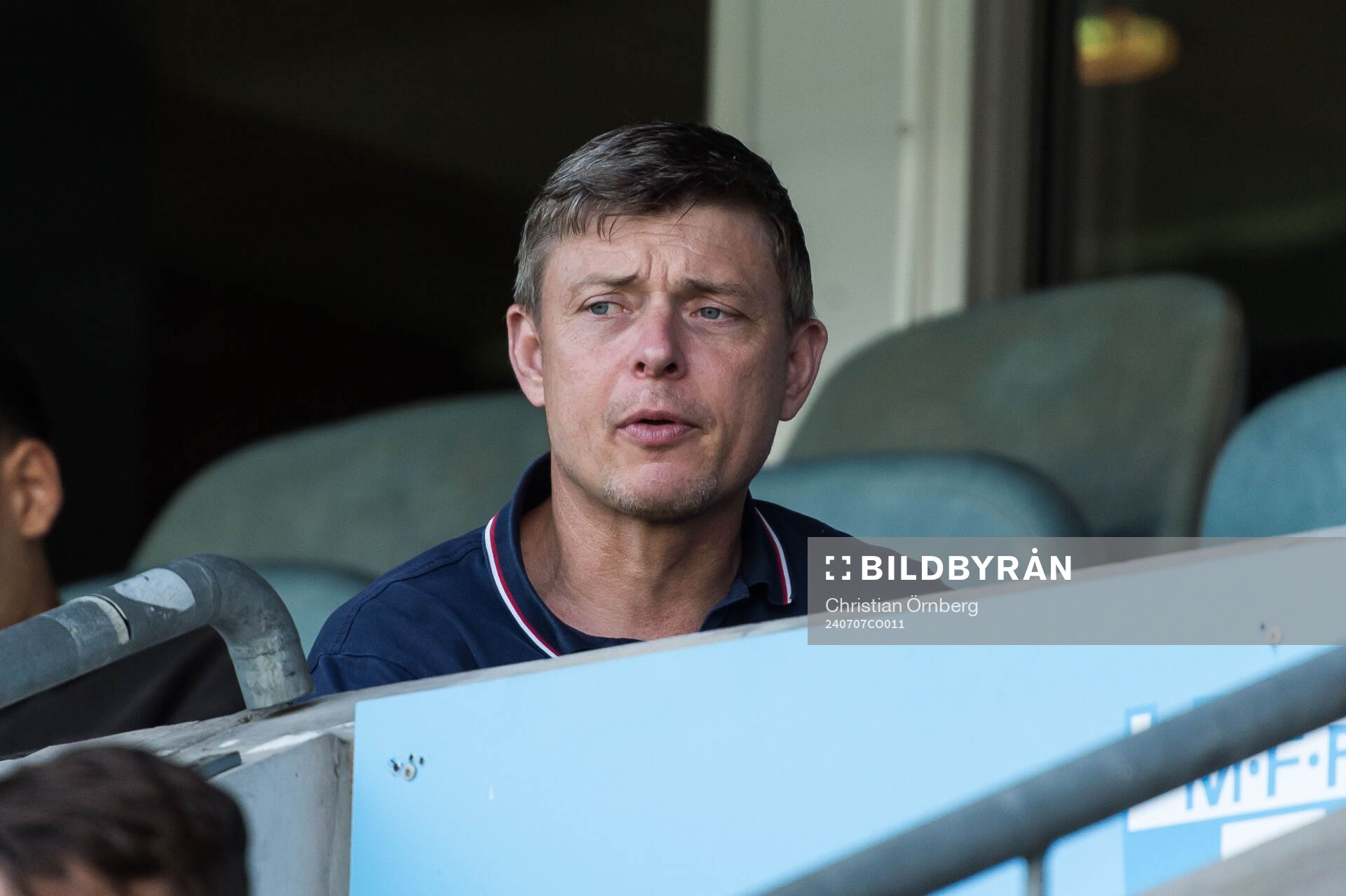Förbundskapten Jon Dahl Tomasson på läktaren inför fotbollsmatchen i Allsvenskan mellan Malmö FF och Halmstad den 7 juli 2024 i Malmö.
