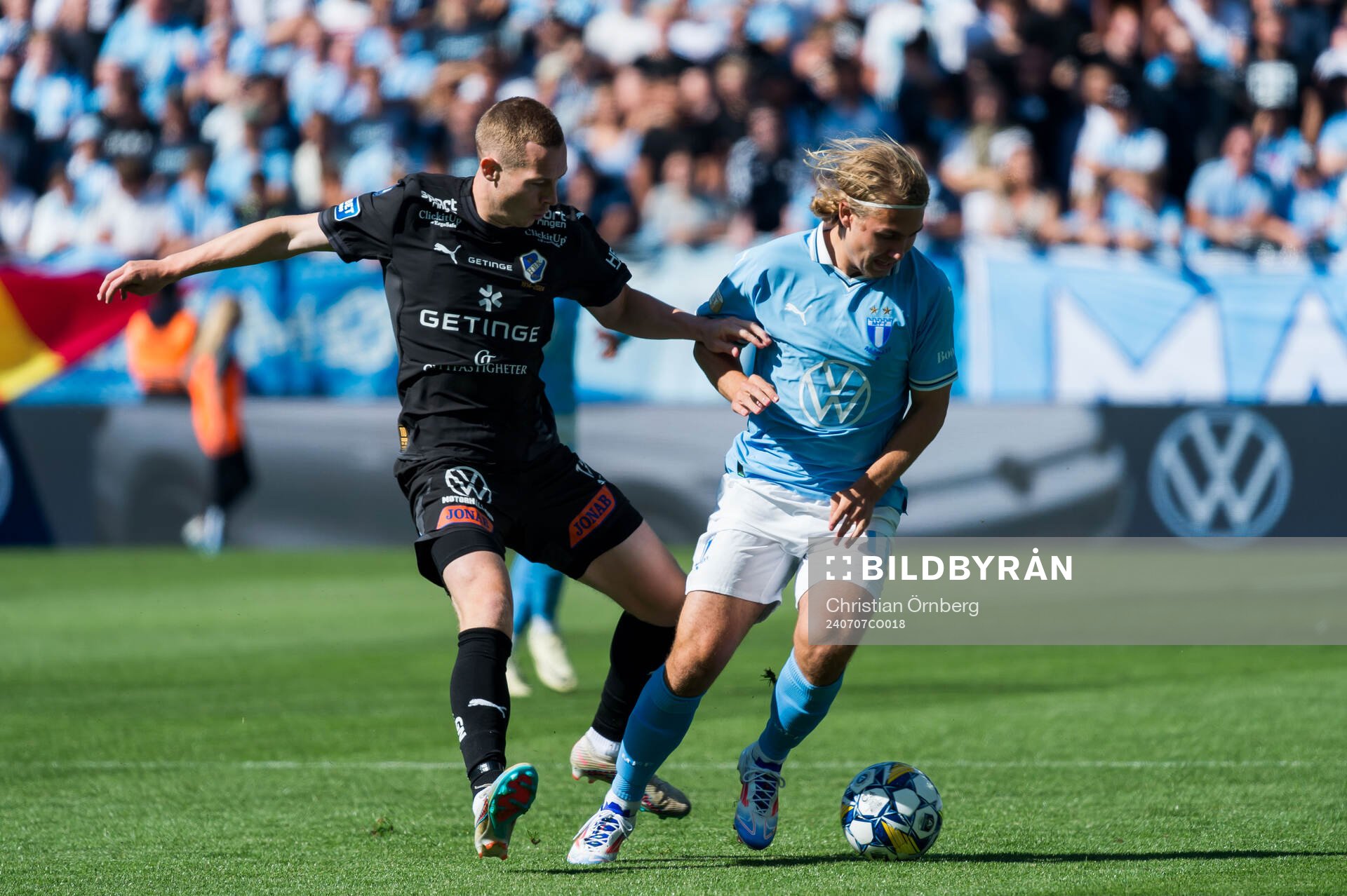 Halmstads Gisli Eyjolfsson och Malmö FFs Sebastian Nanasi