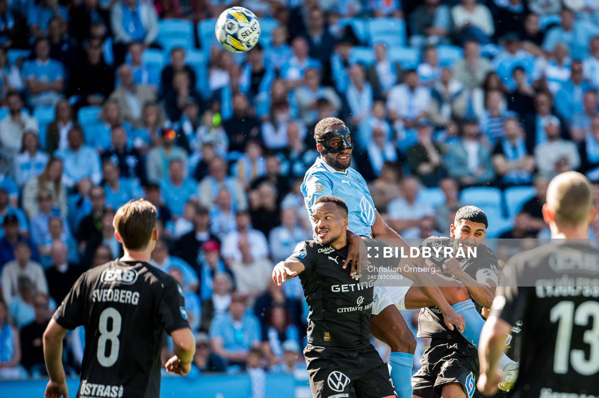 Malmö FFs Isaac Kiese Thelin mot Halmstads Marcus Olsson