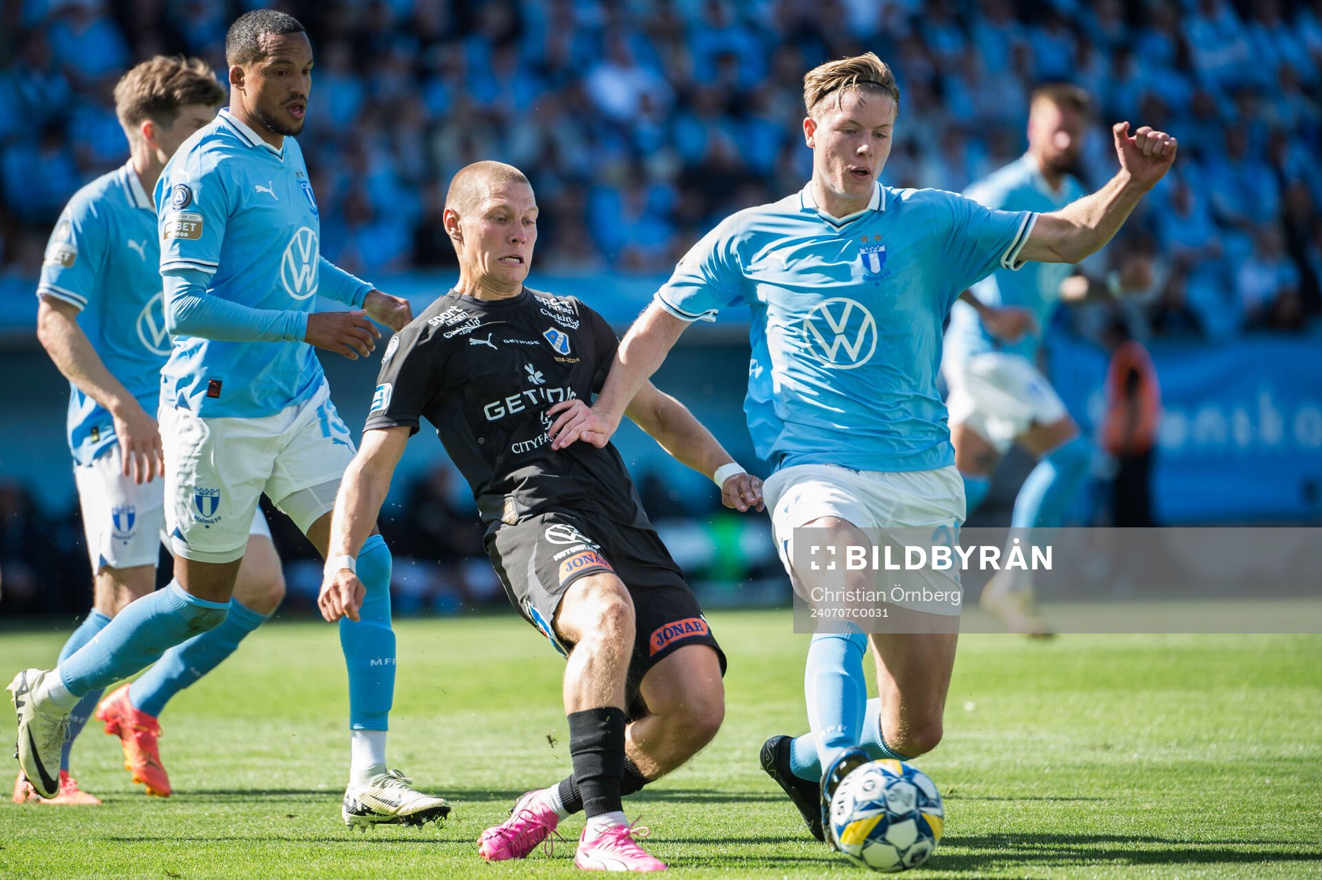 Halmstads Birnir Ingason och Malmö FFs Nils Zätterström