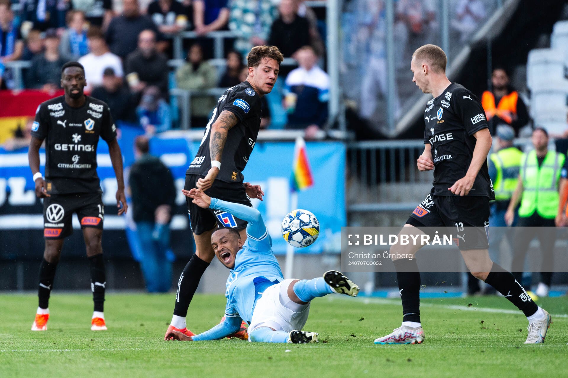 Malmö FFs Martin Olsson och Halmstads Gabriel Wallentin