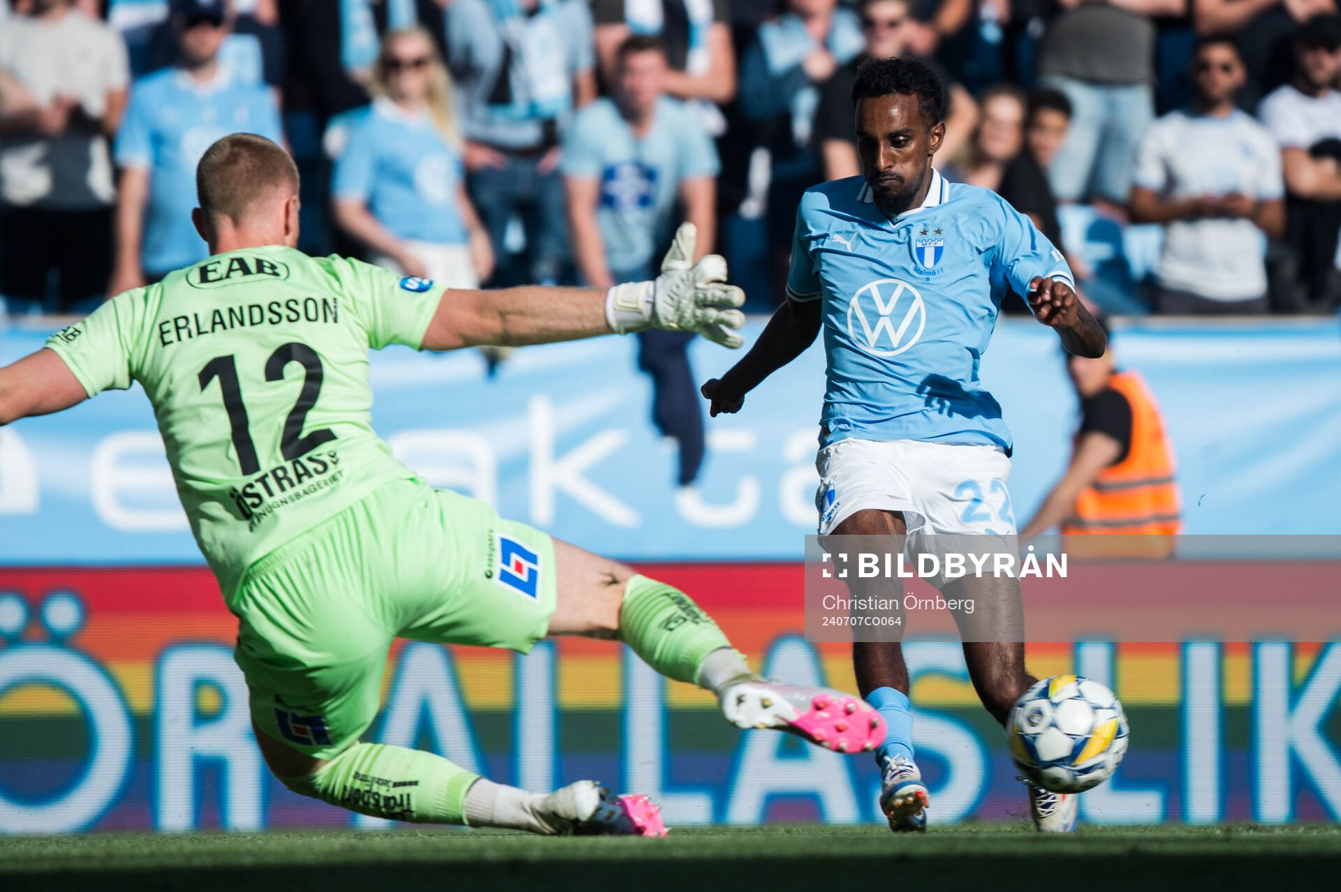 Halmstads målvakt Tim Erlandsson och Malmö FFs Taha Ali