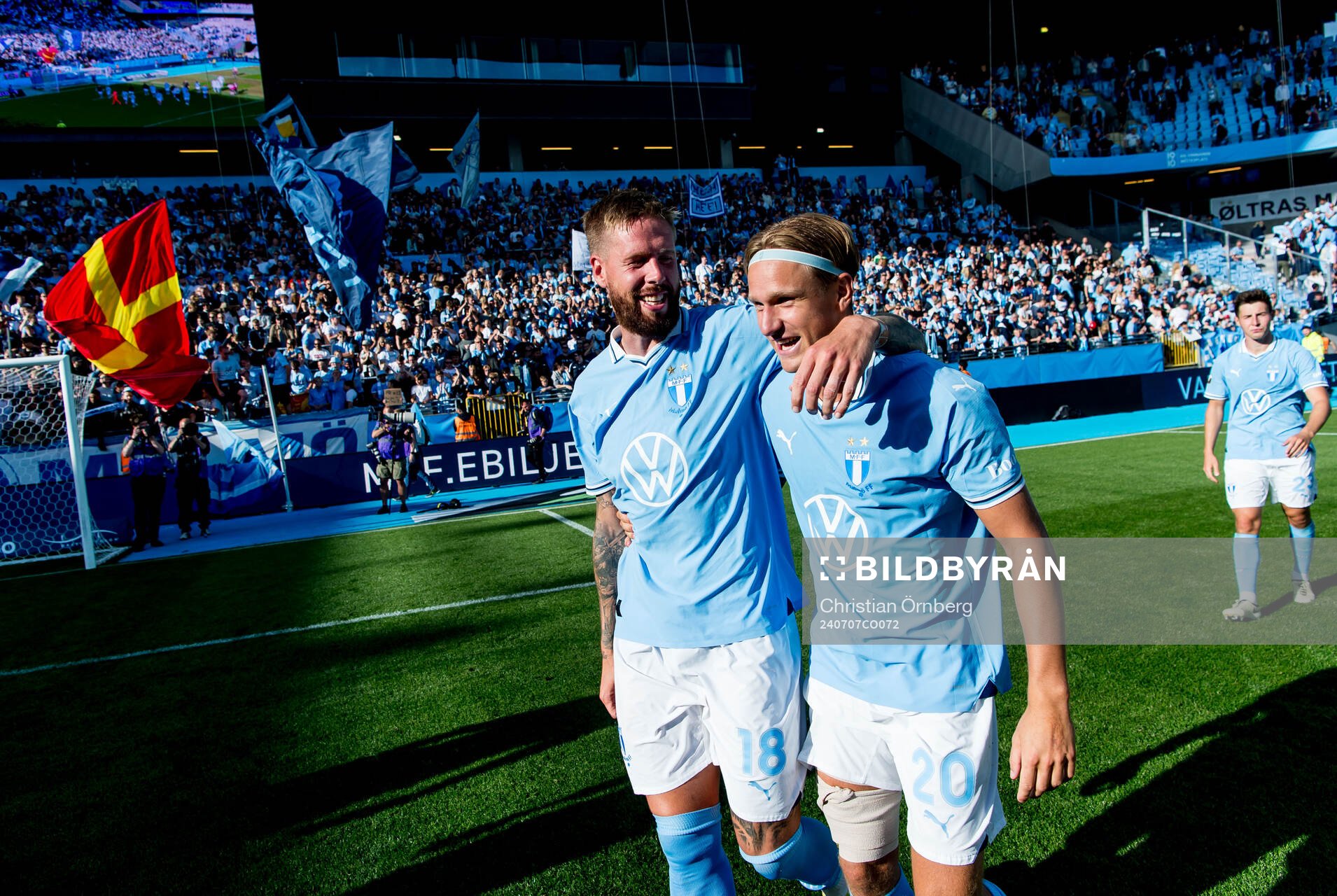 Malmö FFs Pontus Jansson och Erik Botheim jublar efter fotbollsmatchen i Allsvenskan mellan Malmö FF och Halmstad den 7 juli 2024 i Malmö.