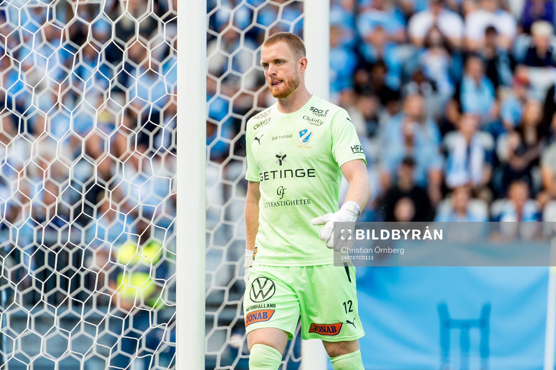 Halmstads målvakt Tim Erlandsson deppar