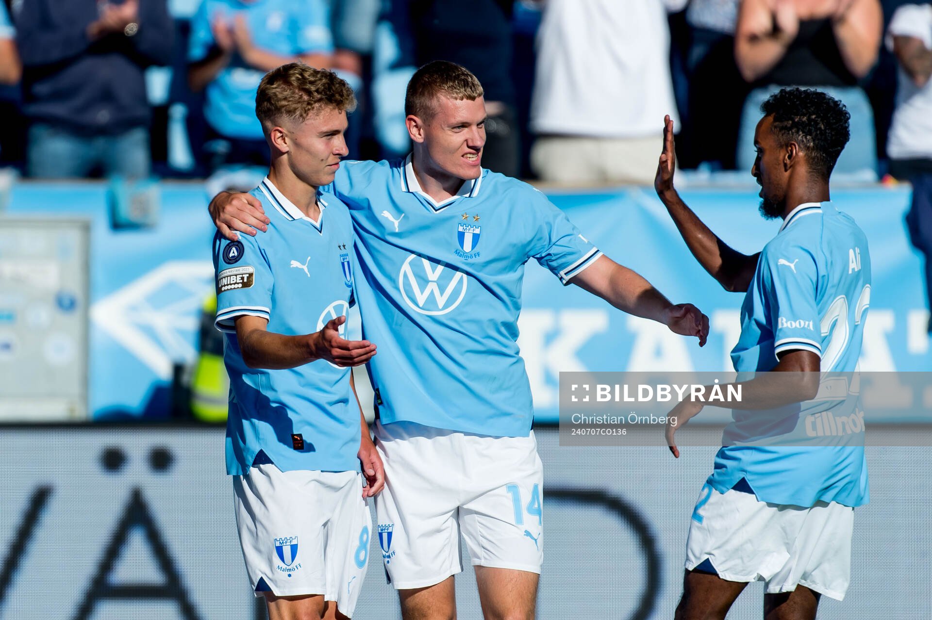 Malmö FFs Hugo Bolin, Sebastian Jörgensen och Taha Ali jublar under fotbollsmatchen i Allsvenskan mellan Malmö FF och Halmstad den 7 juli 2024 i Malmö.