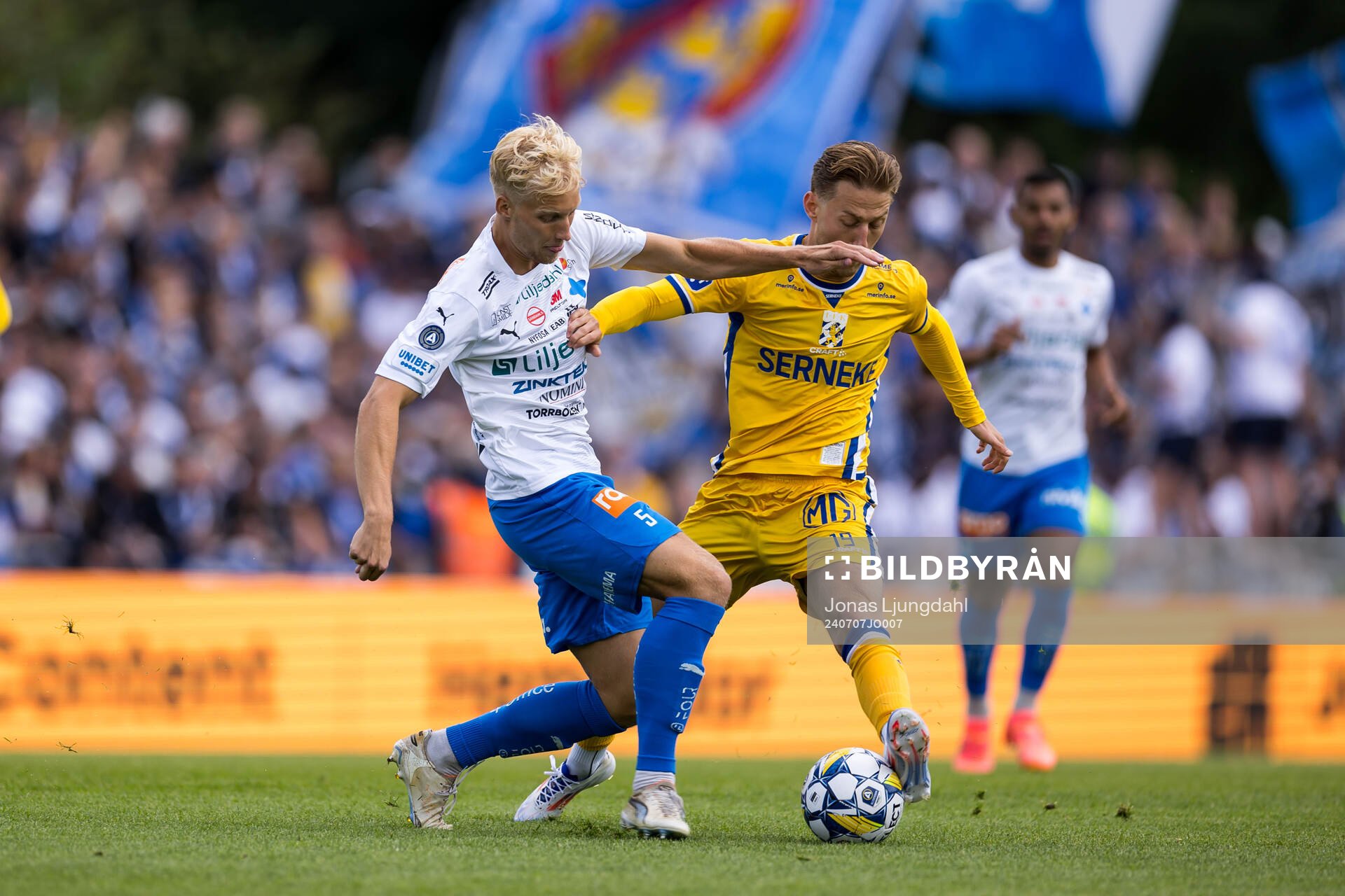 Värnamos Victor Larsson och IFK Göteborgs Arbnor Mucolli