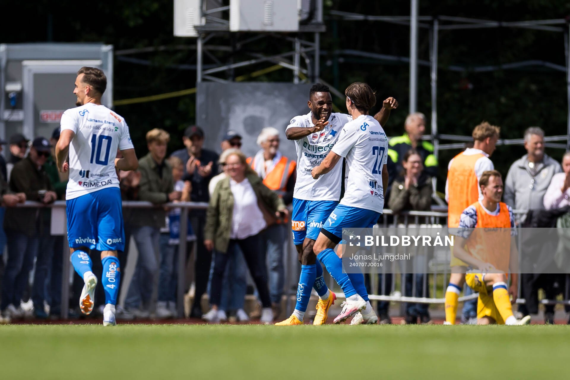 Värnamos Johnbosco Samuel Kalu jublar med Simon Thern