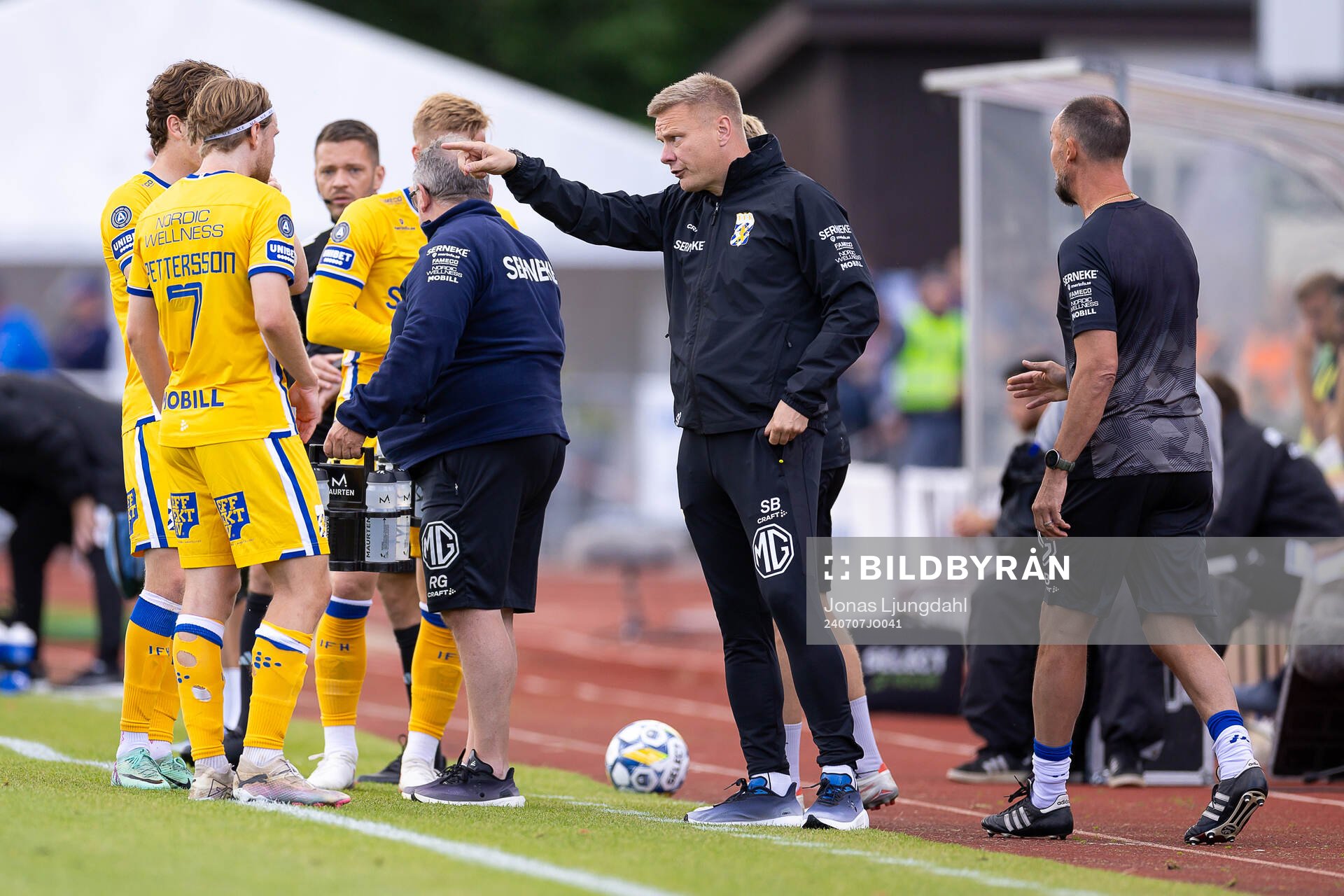 IFK Göteborgs Oscar Pettersson pratar med tränare Stefan