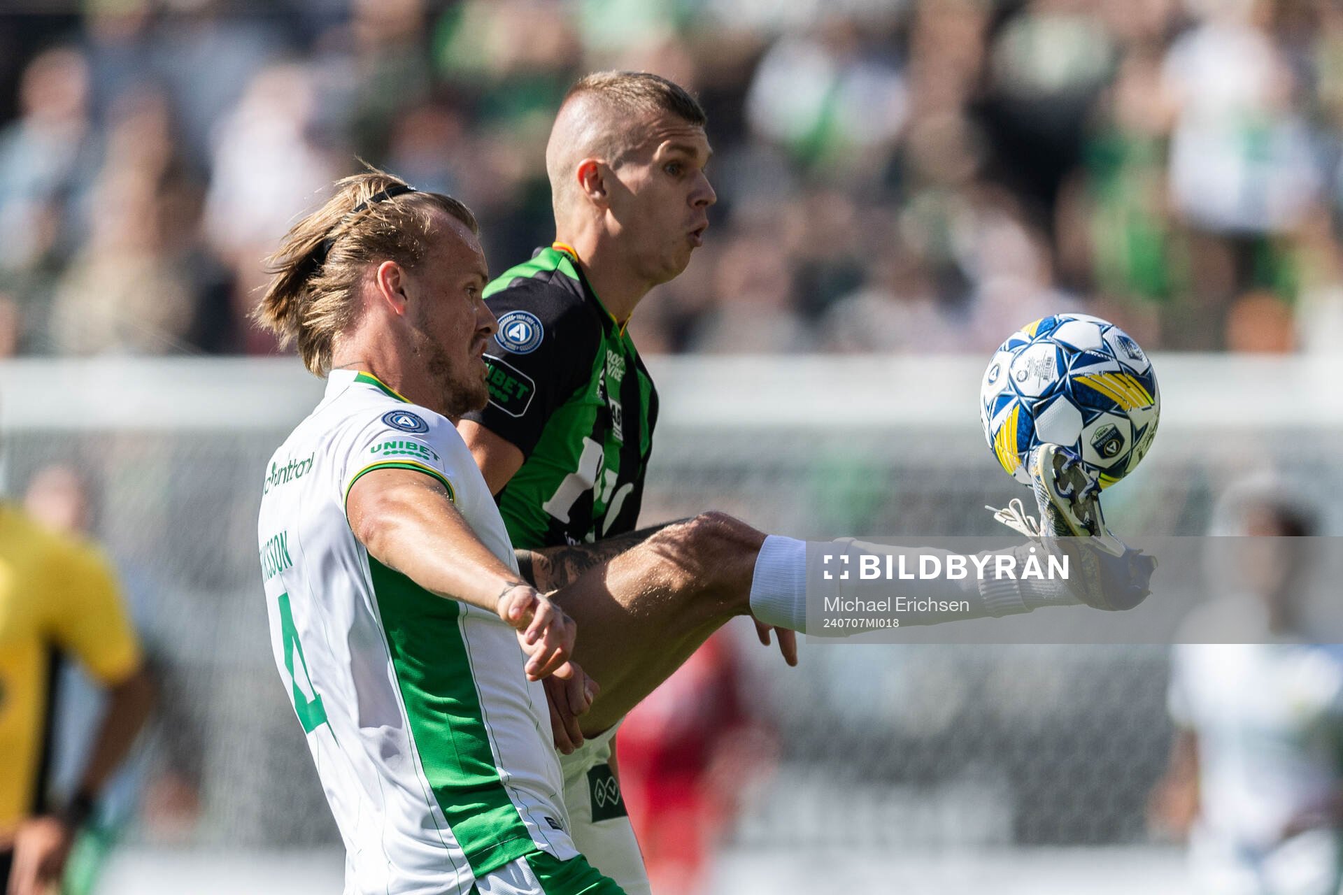 Hammarbys Victor Eriksson och GAIS Lucas Hedlund under fotbollsmatchen i Allsvenskan mellan GAIS och Hammarby den 7 juli 2024 i Göteborg. 