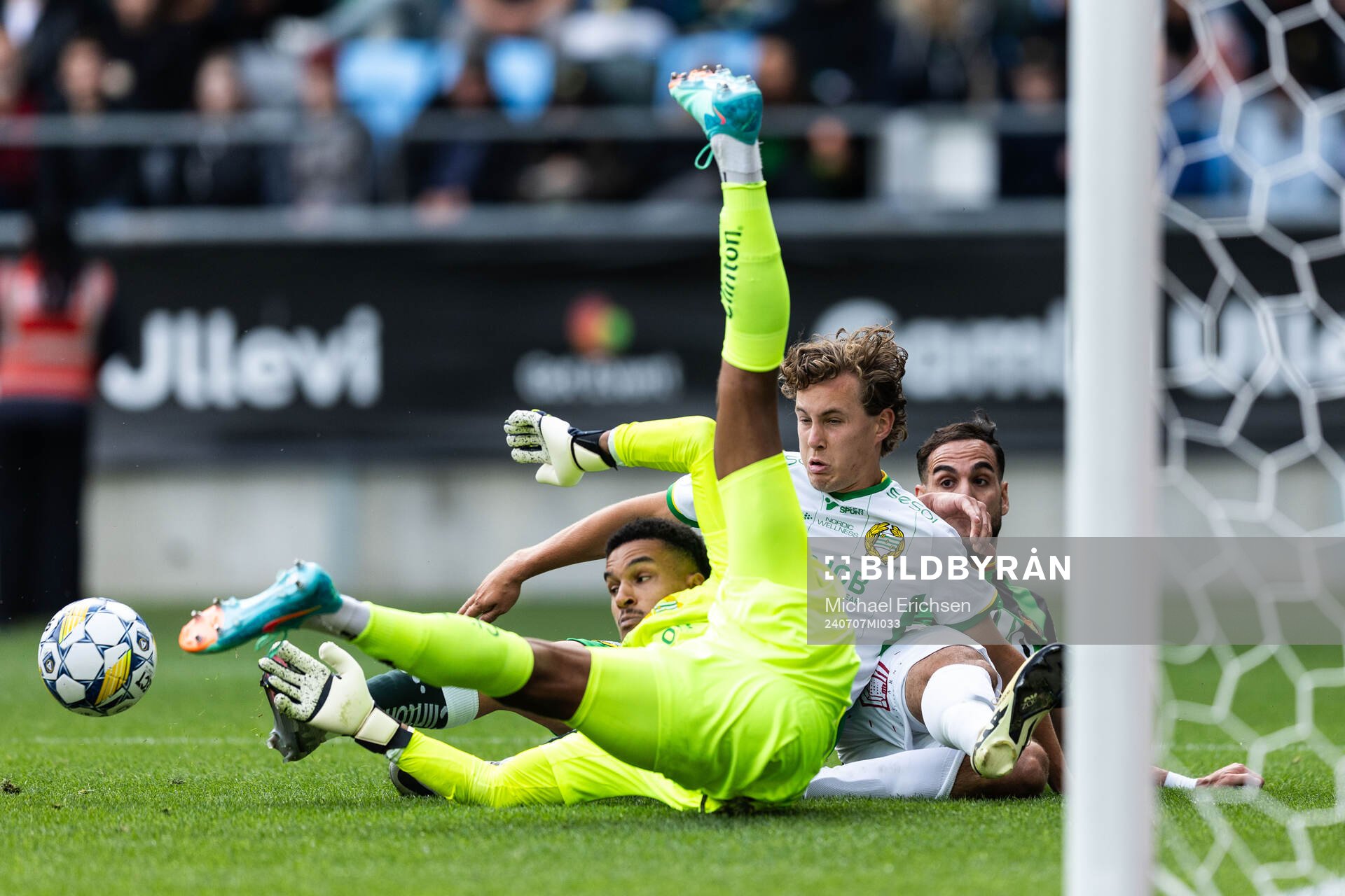 Hammarbys målvakt Oliver Dovin och Hampus Skoglund mot
