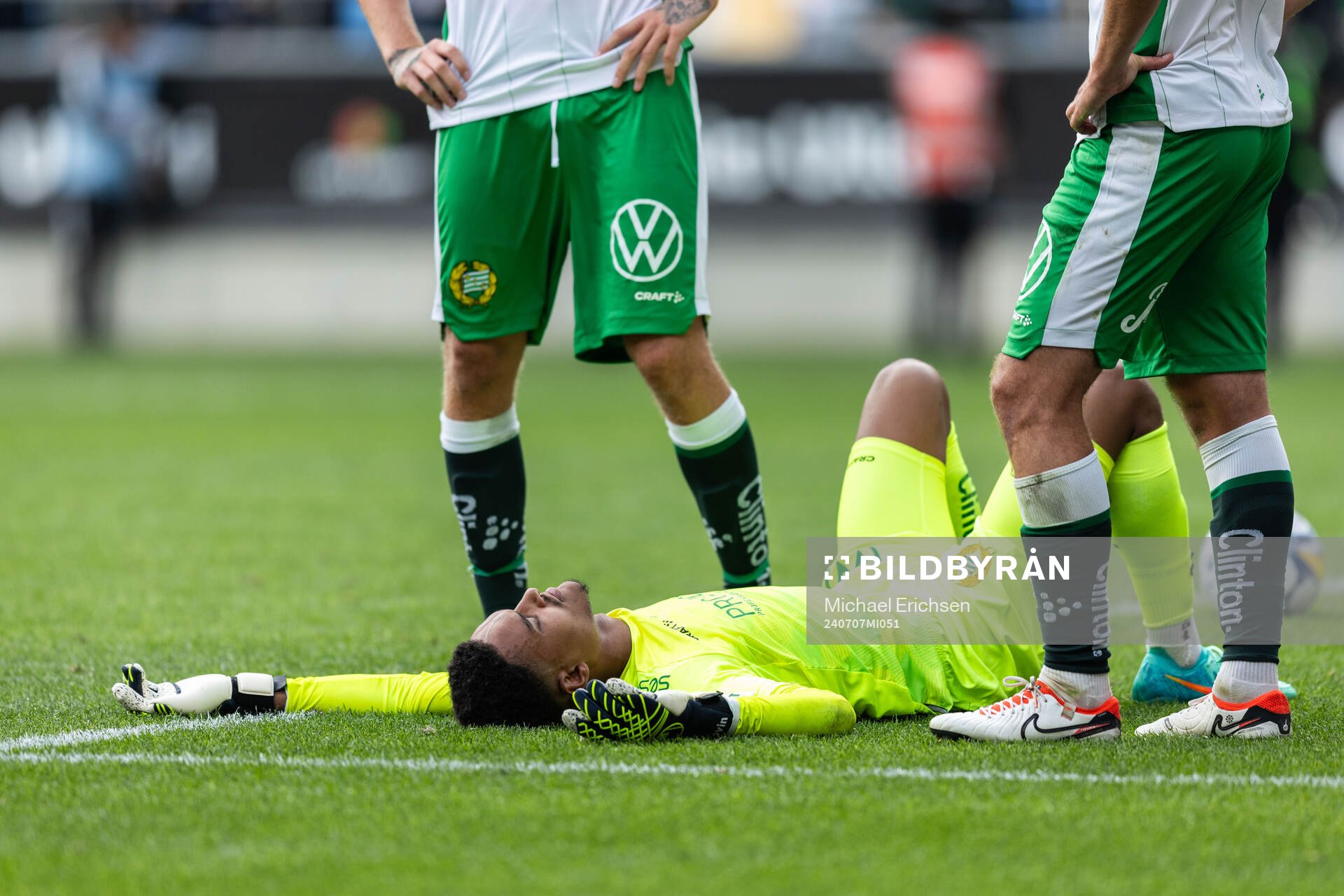 Hammarbys målvakt Oliver Dovin har ont