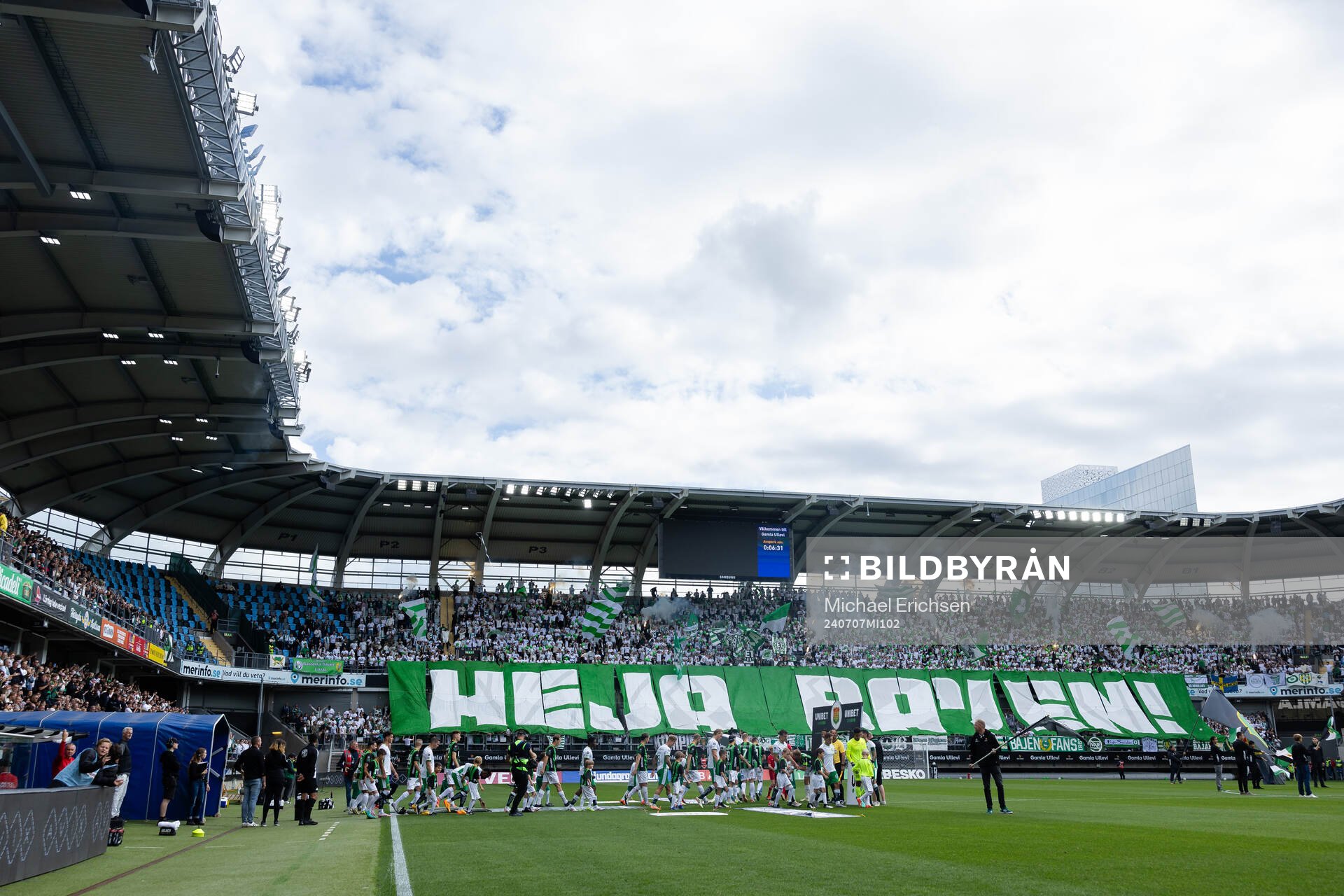 Hammarbys klack med Tifo innan fotbollsmatchen i
