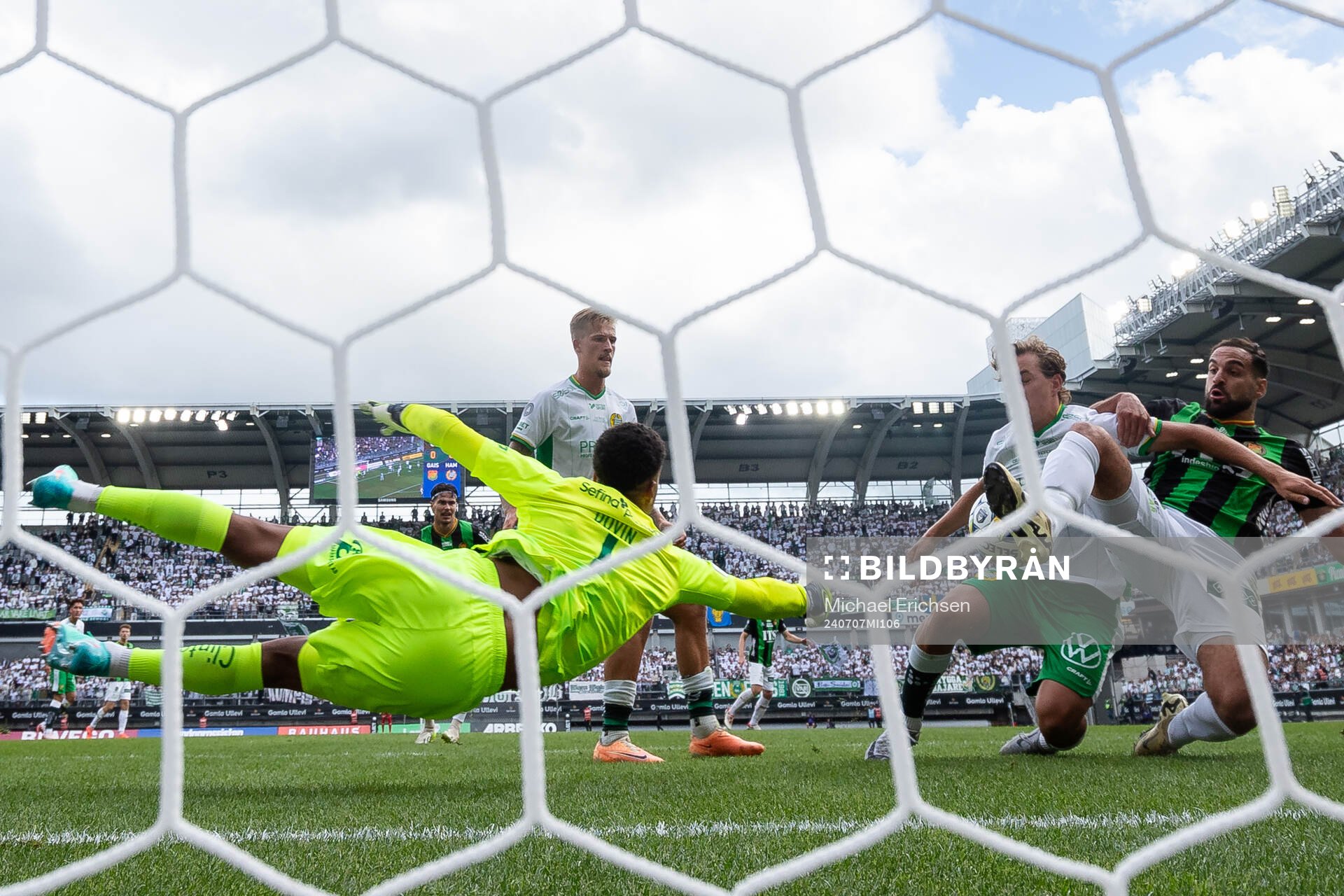 Hammarbys målvakt Oliver Dovin