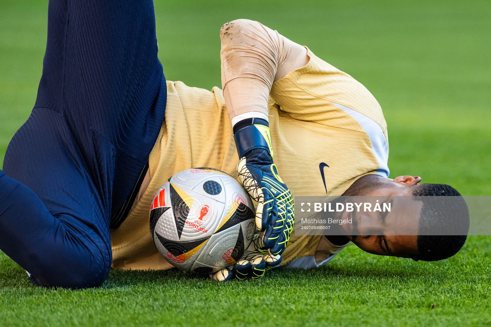 Goalkeeper Mike Maignan at a training session with France
