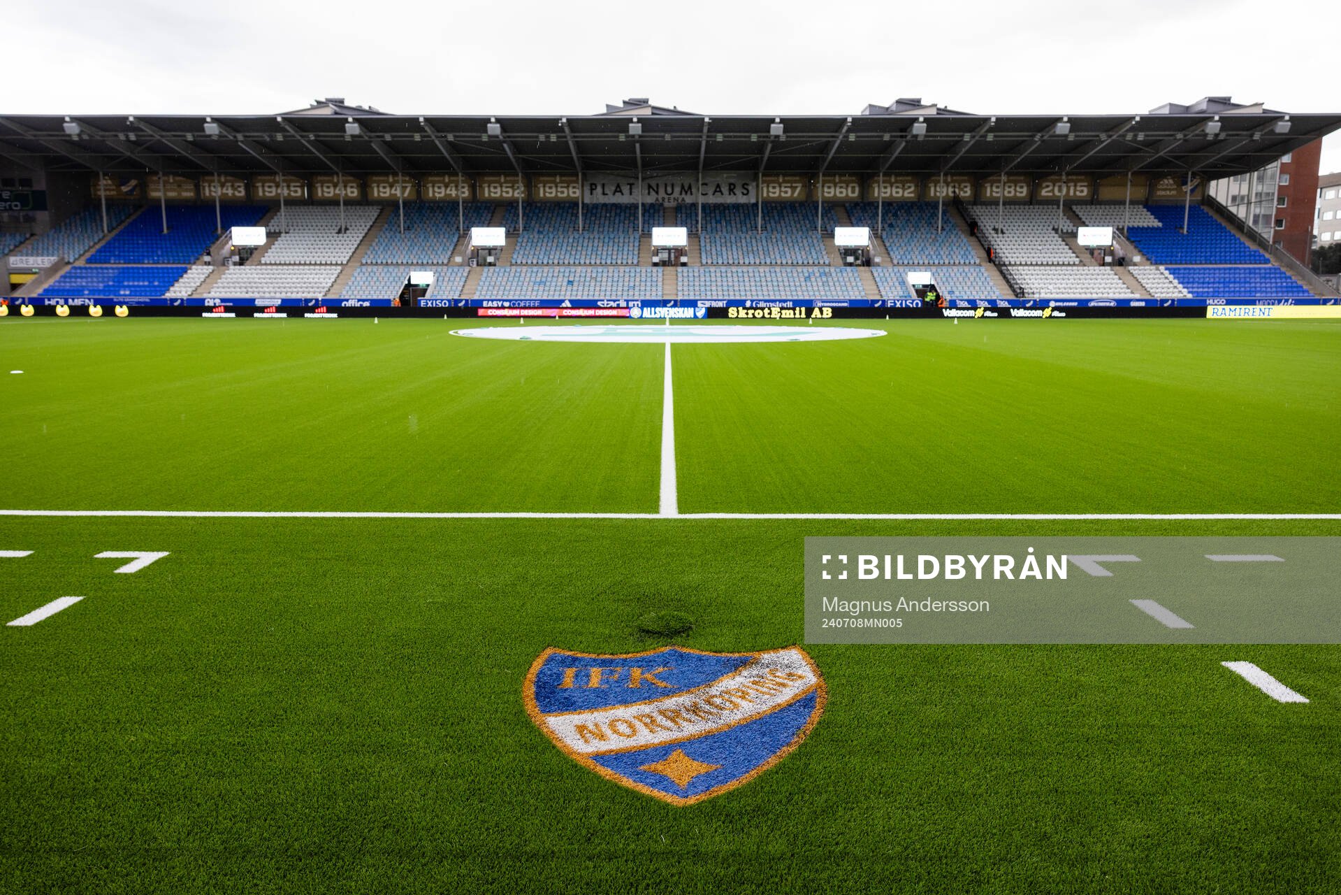 IFK Norrköpings klubbmärke på Platinum Cars Arena inför fotbollsmatchen i Allsvenskan mellan IFK Norrköping och Djurgården den 8 juli 2024 i Norrköping.