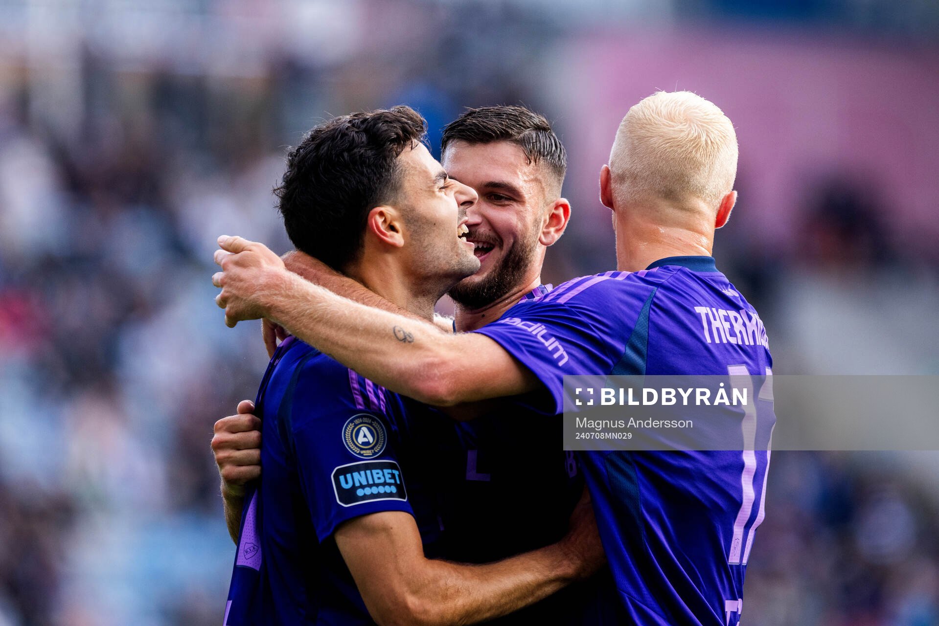 Djurgårdens Deniz Hummet jublar med Besard Sabovic och