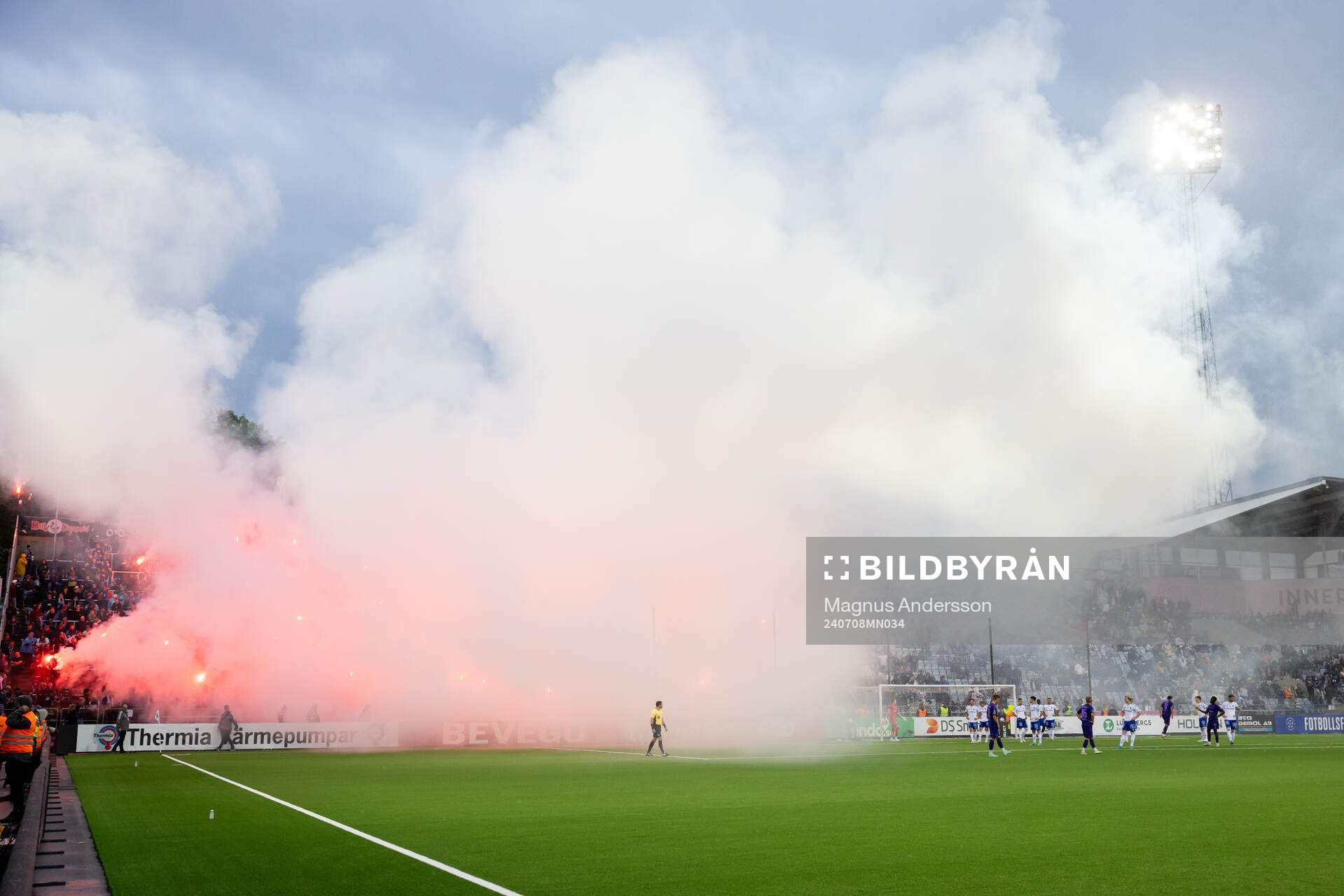 Bengaler tänds på Djurgårdens supporterläktare