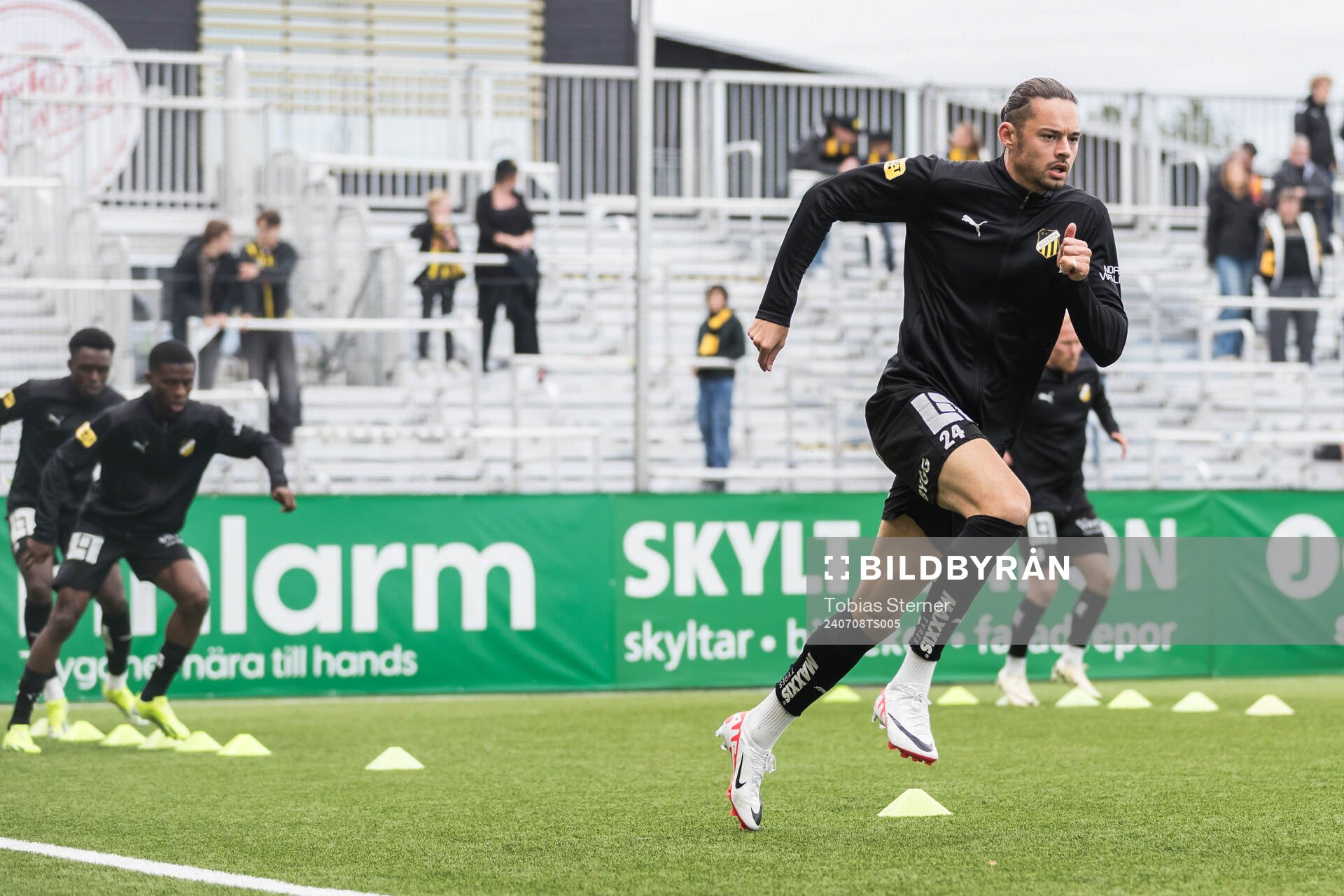 Häckens Amor Layouni värmer upp