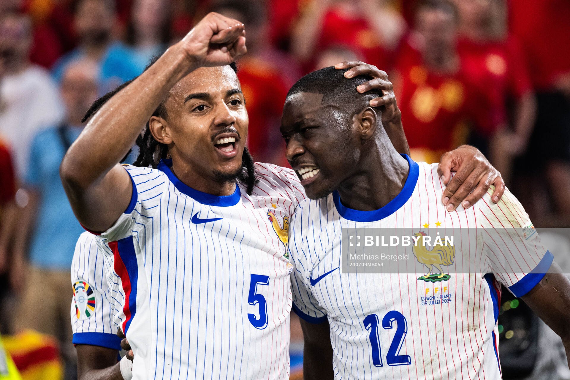 Jules Koundé and Randal Kolo Muani of France celebrate