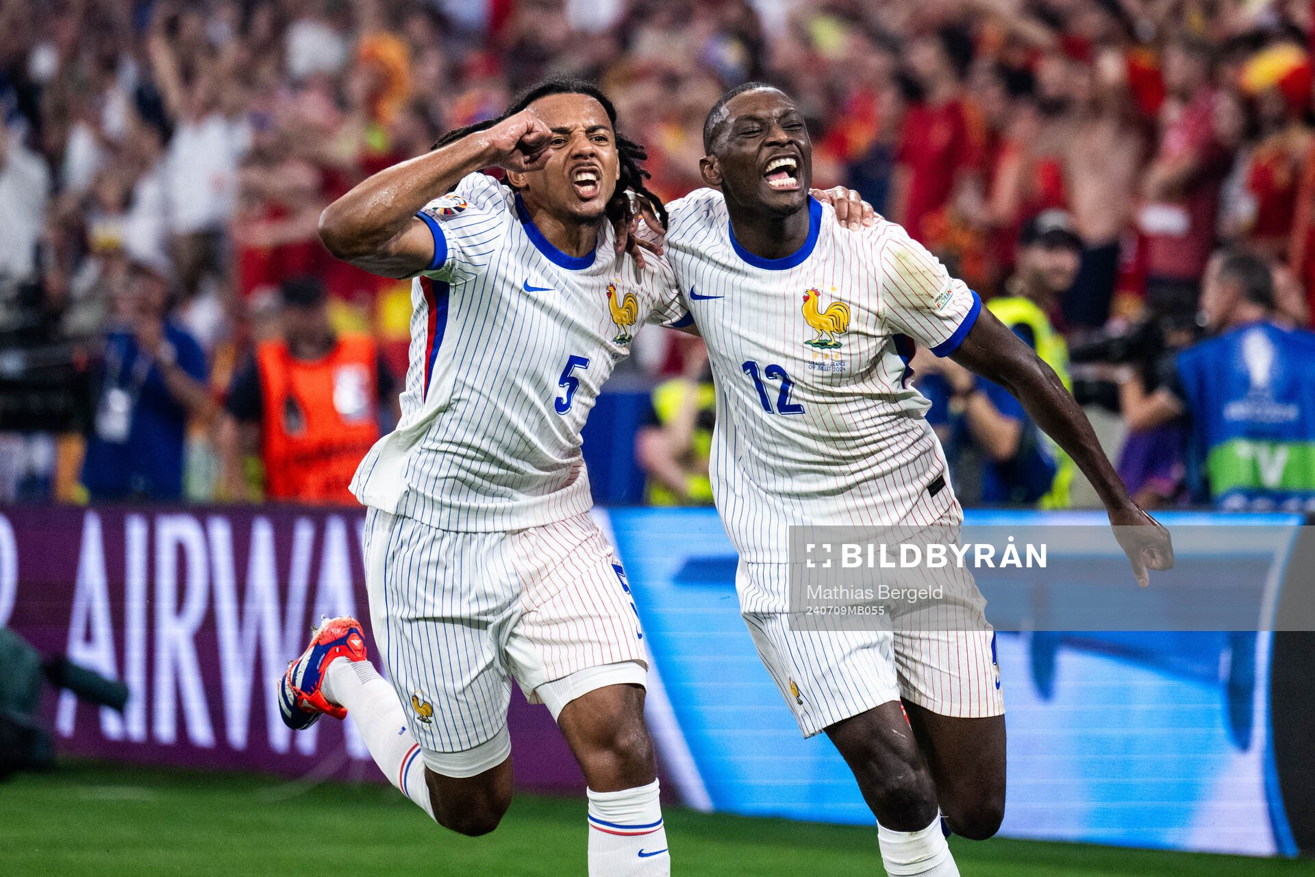 Jules Koundé and Randal Kolo Muani of France celebrate