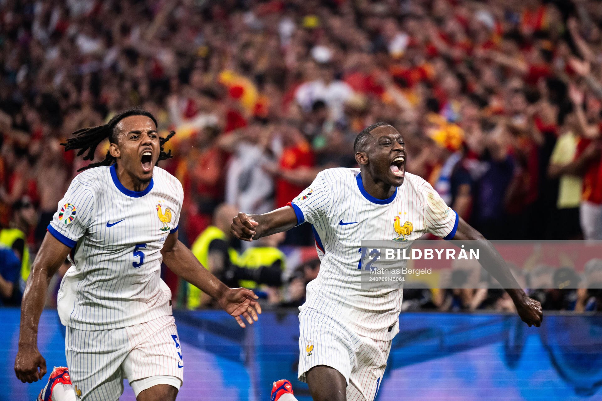 Jules Koundé and Randal Kolo Muani of France celebrate
