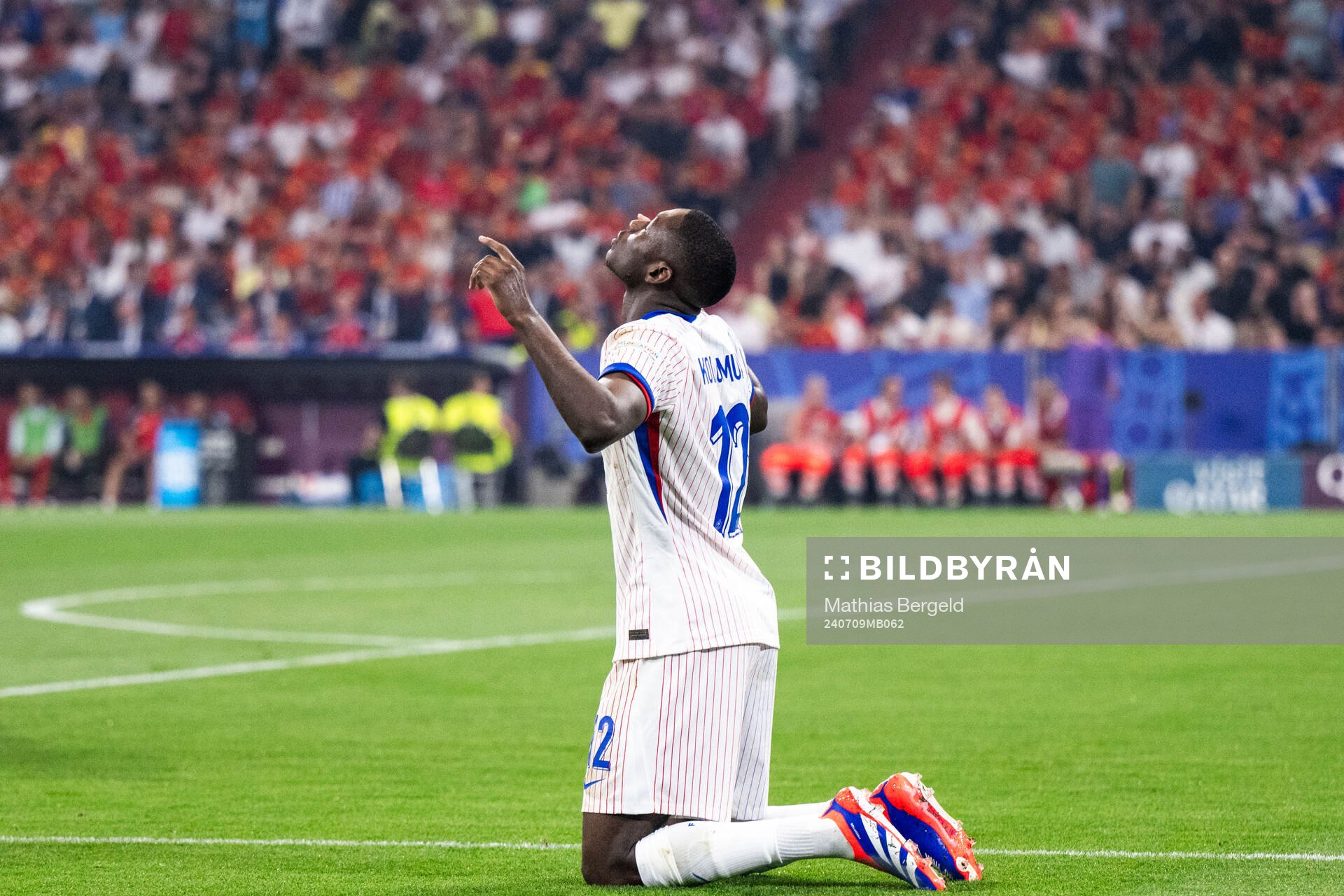Randal Kolo Muani of France celebrates