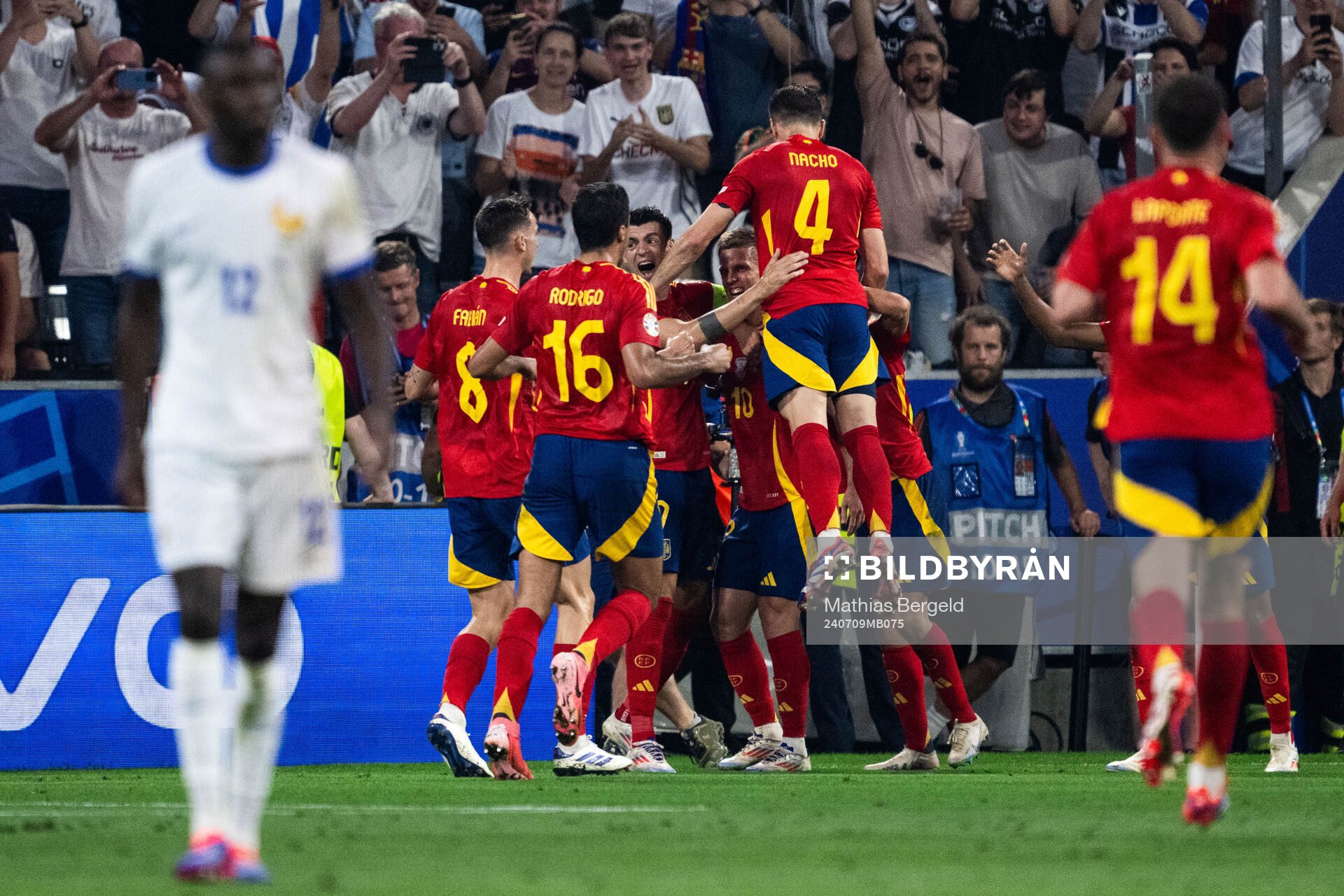 Players of Spain celebrate