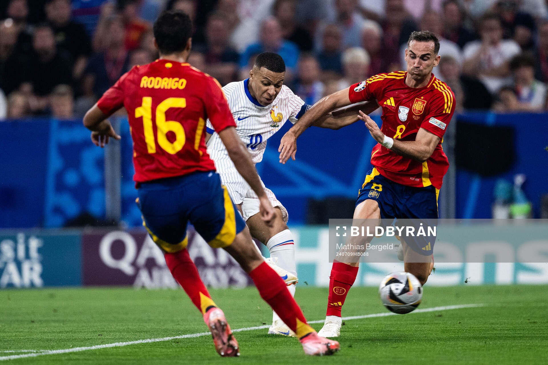 Kylian Mbappé of France and Fabian Ruiz Pena of Spain