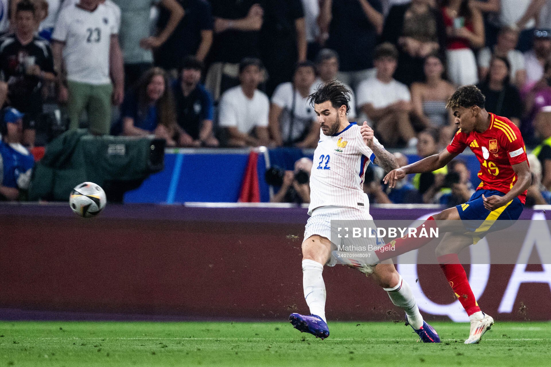 Theo Hernandez of France and Lamine Yamal of Spain