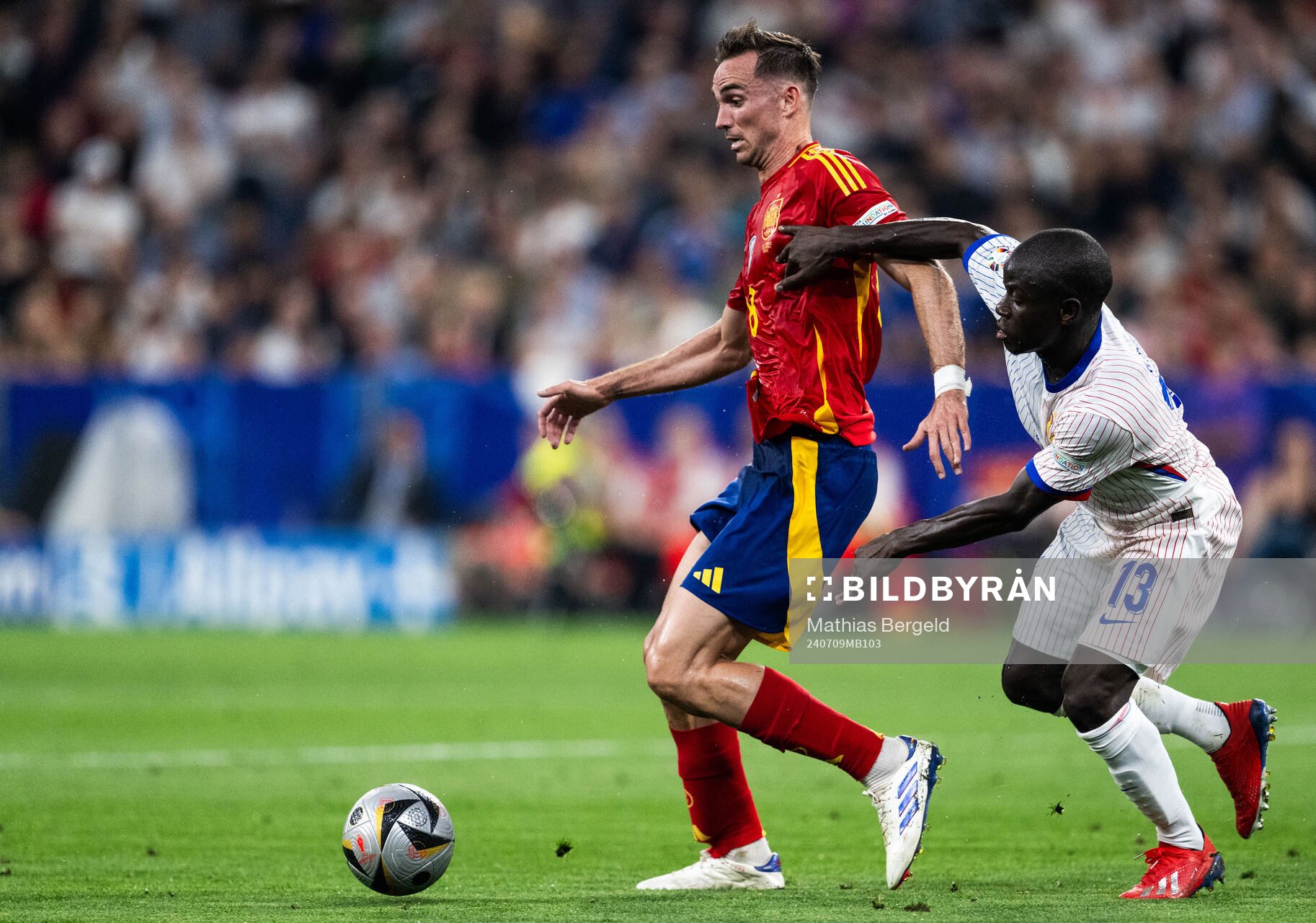 Fabian Ruiz Pena of Spain and N'Golo Kanté of France