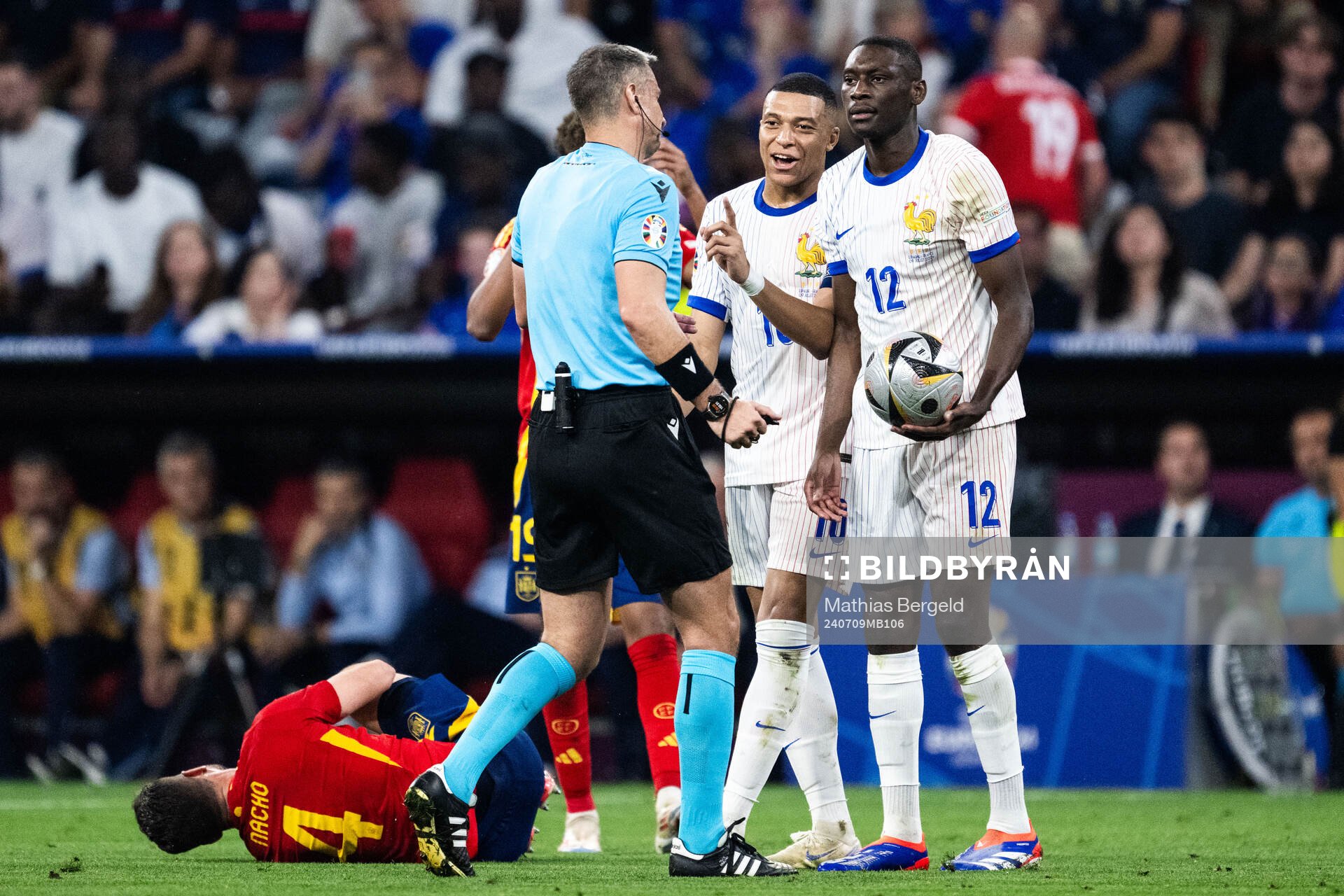 Kylian Mbappé and Randal Kolo Muani of France react