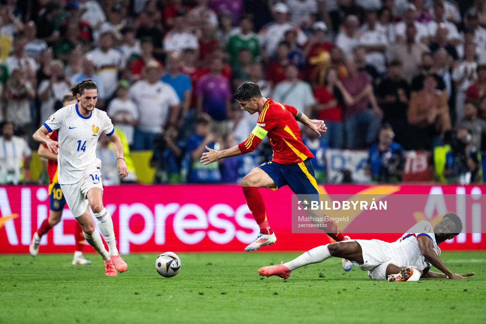 Adrien Rabiot and Aurélien Tchouameni of France against
