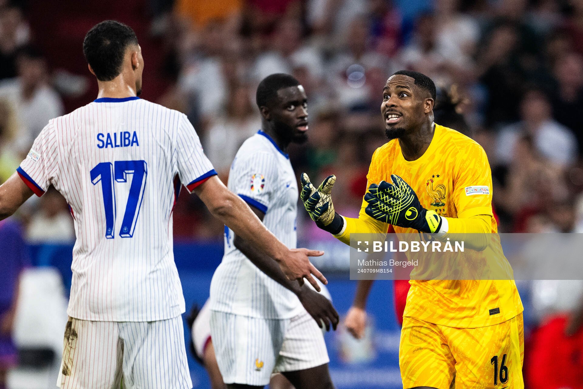 Goalkeeper Mike Maignan of France reacts towards William