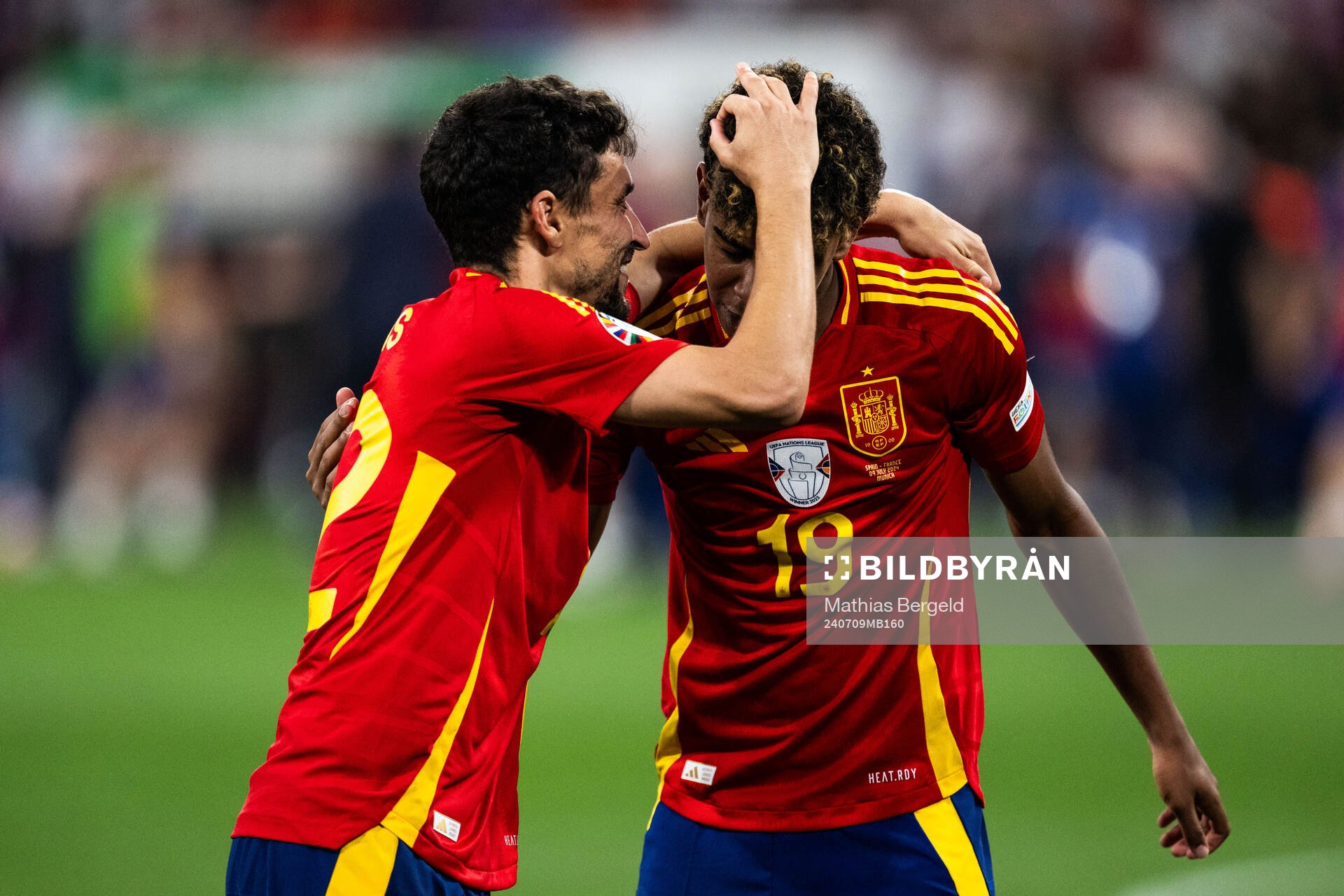 Jesus Navas and Lamine Yamal of Spain celebrate