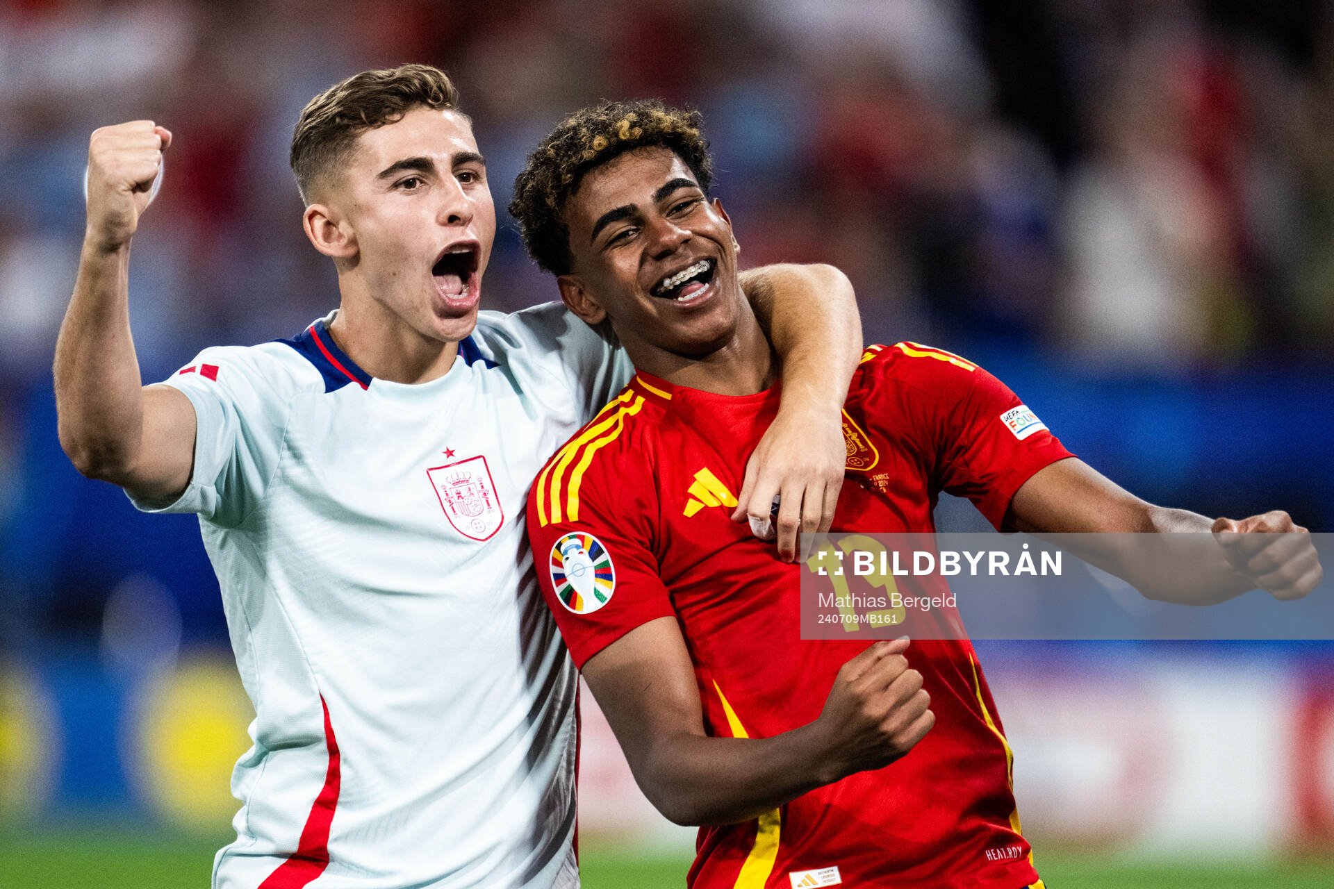 Fermin Lopez Marin and Lamine Yamal of Spain celebrate