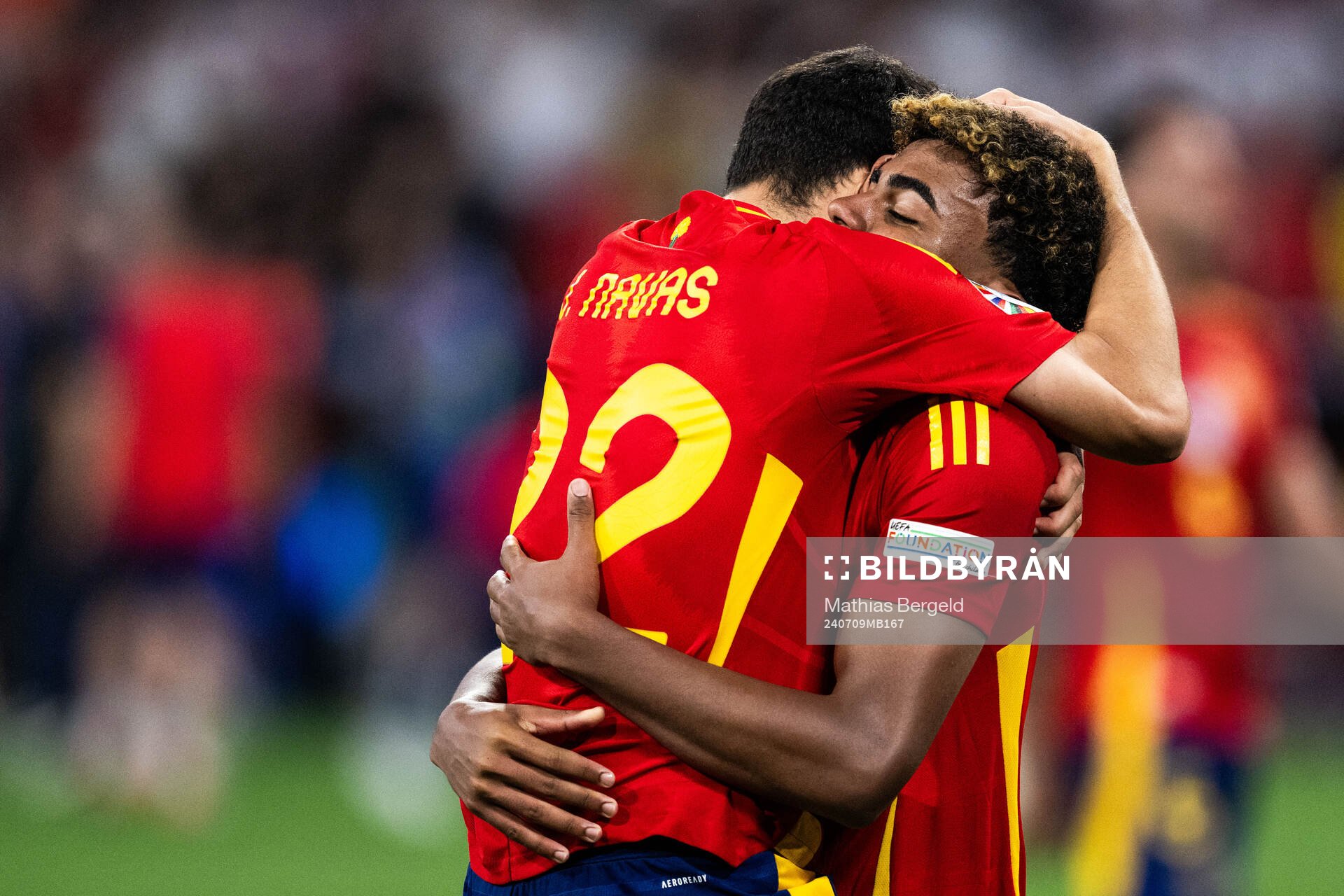 Jesus Navas and Lamine Yamal of Spain celebrate