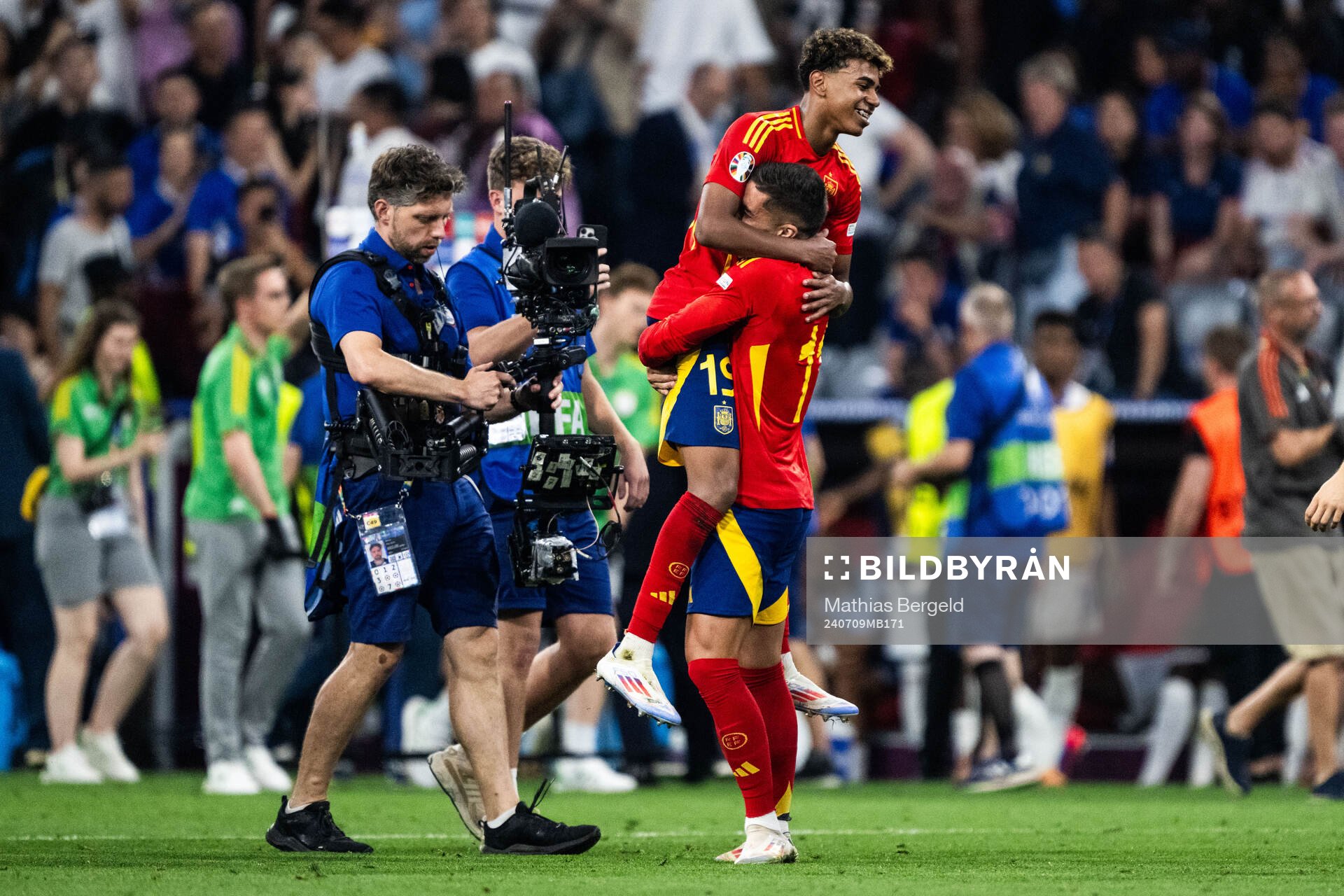 Lamine Yamal and Ferran Torres of Spain celebrate