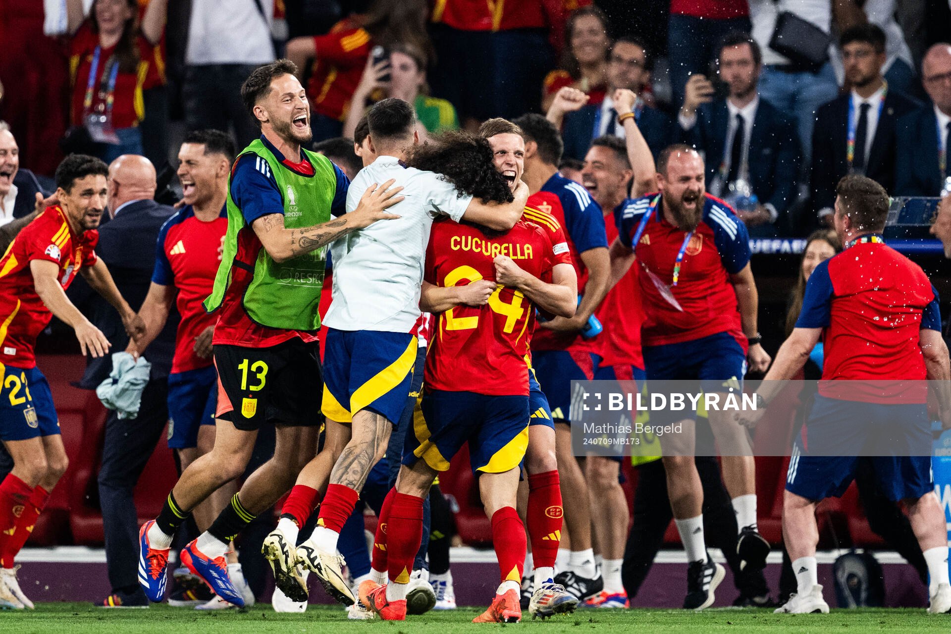 Players of Spain celebrate
