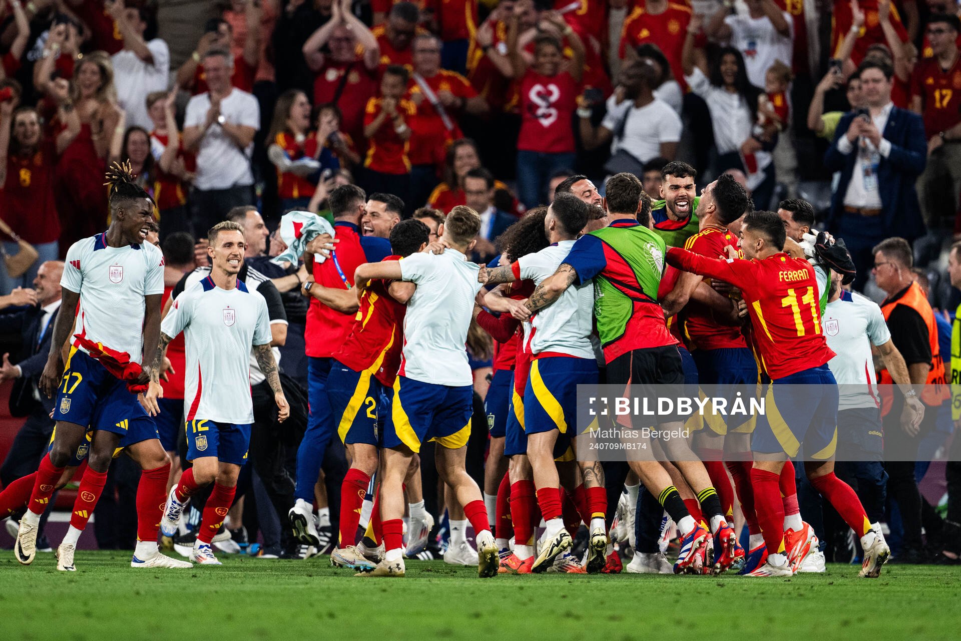 Players of Spain celebrate