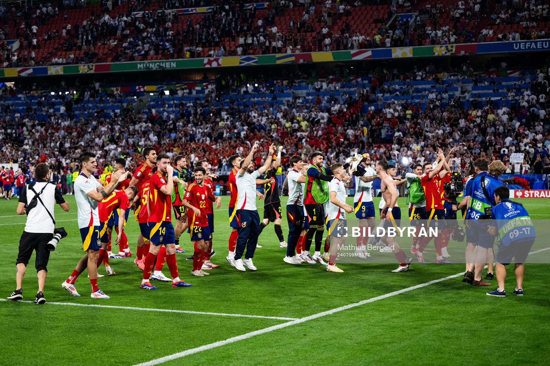 Players of Spain celebrate