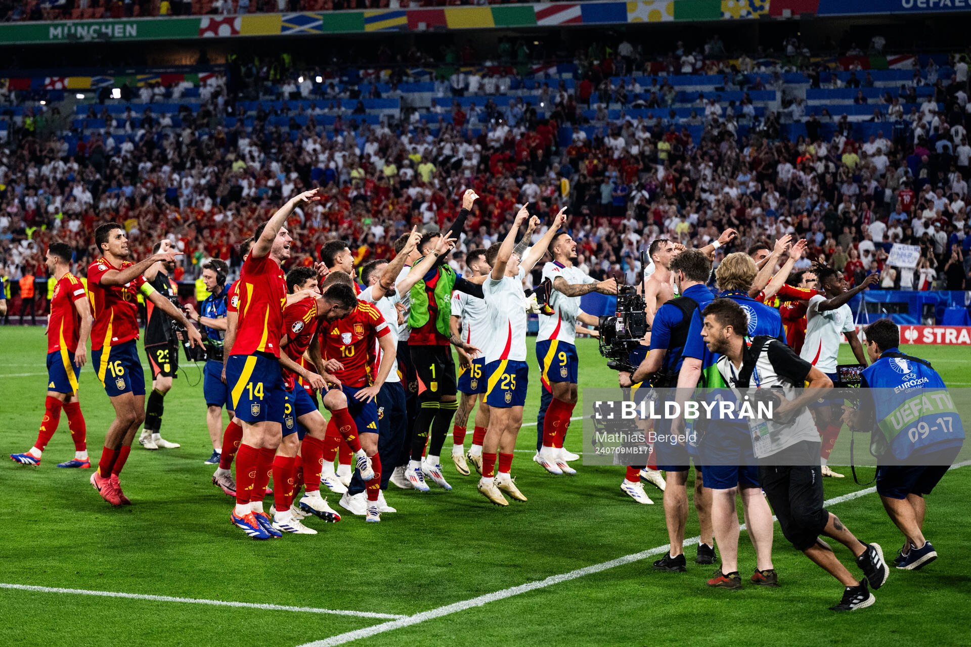 Rodrigo Hernandez and Aymeric Laporte of Spain celebrate