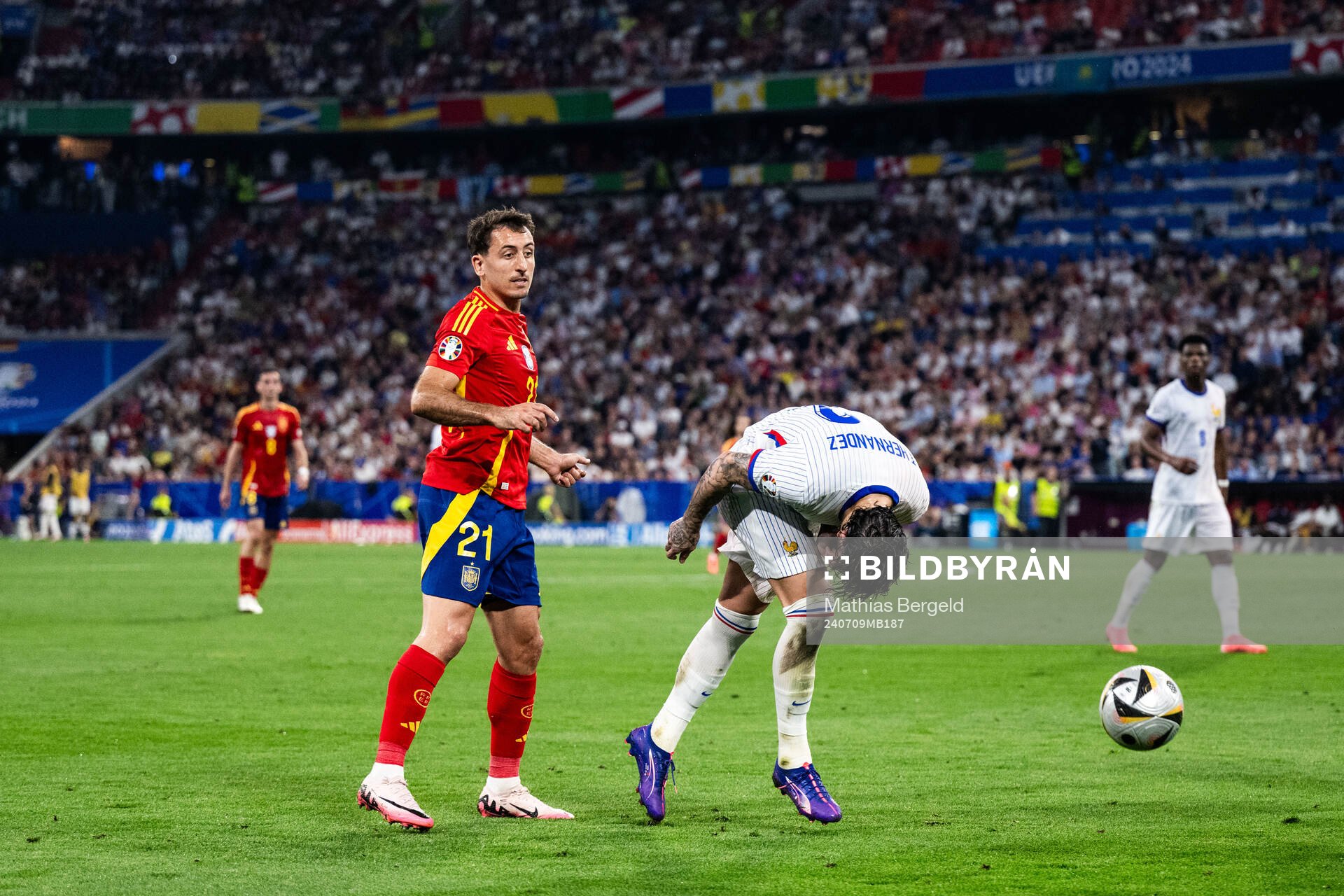 Mikel Oyarzabal of Spain och Theo Hernandez of France