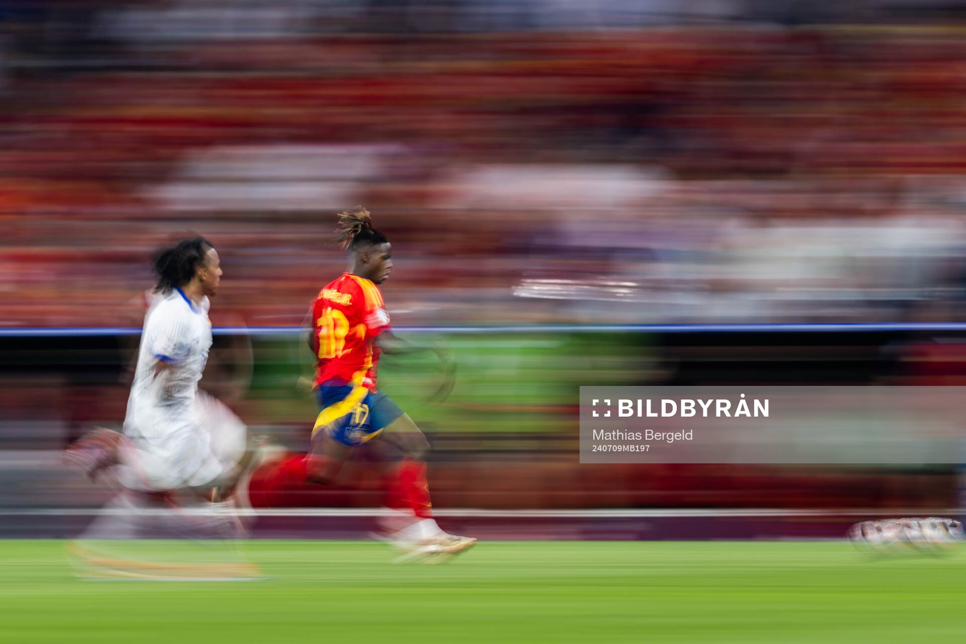 Jules Koundé of France and Nicholas Williams of Spain