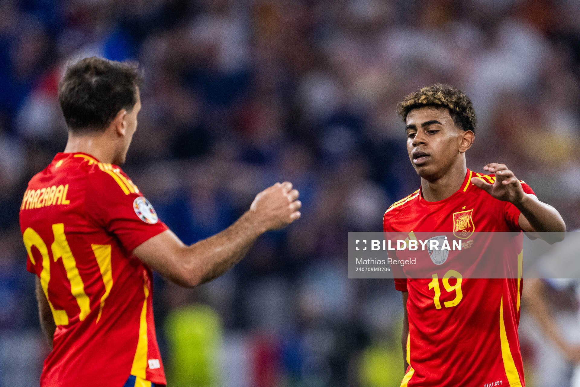 Mikel Oyarzabal and Lamine Yamal of Spain