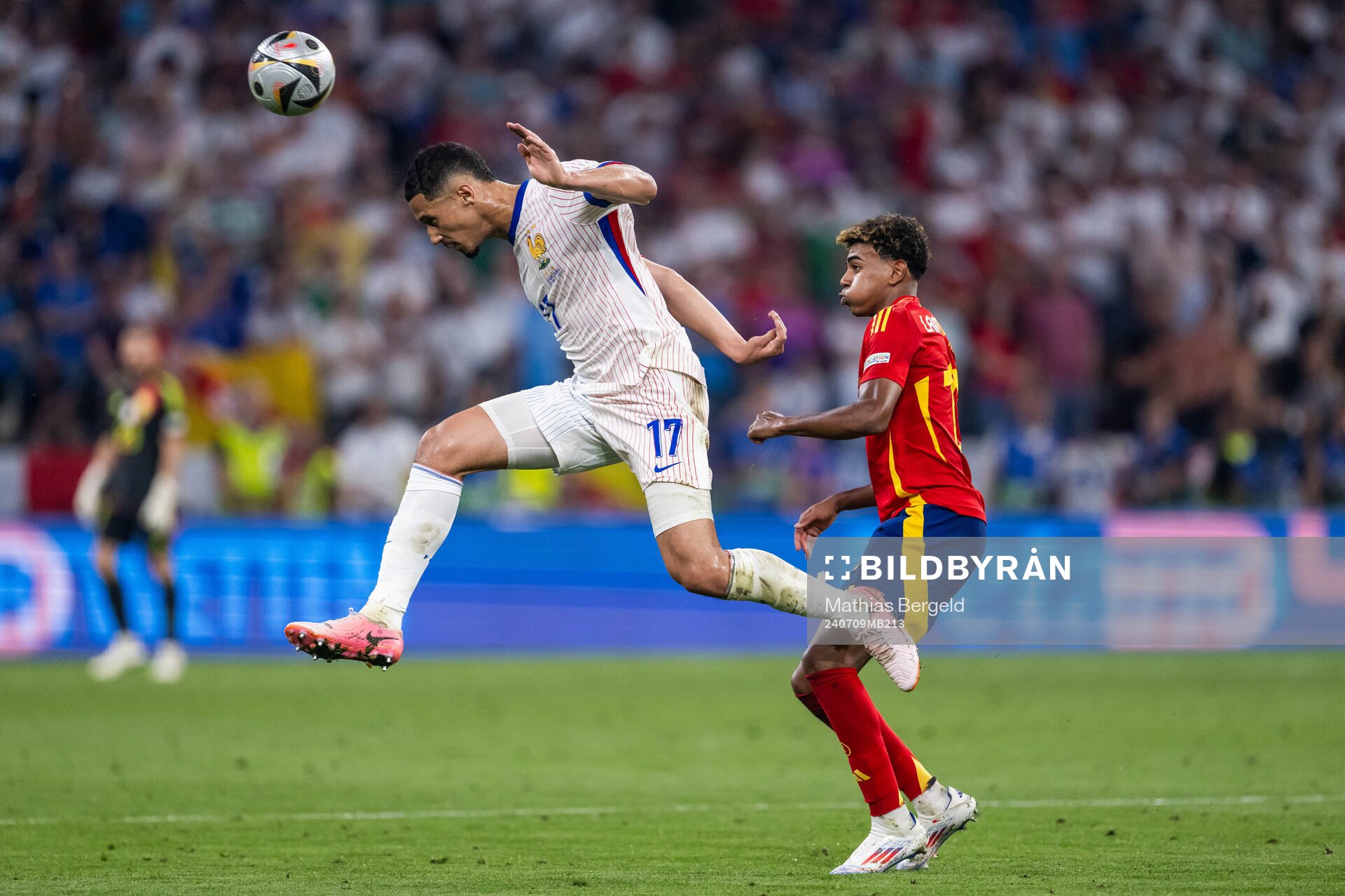 William Saliba of France and Lamine Yamal of Spain