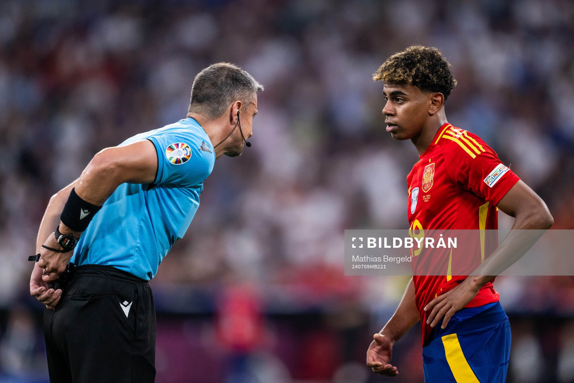 Referee Slavko Vincic and Lamine Yamal of Spain