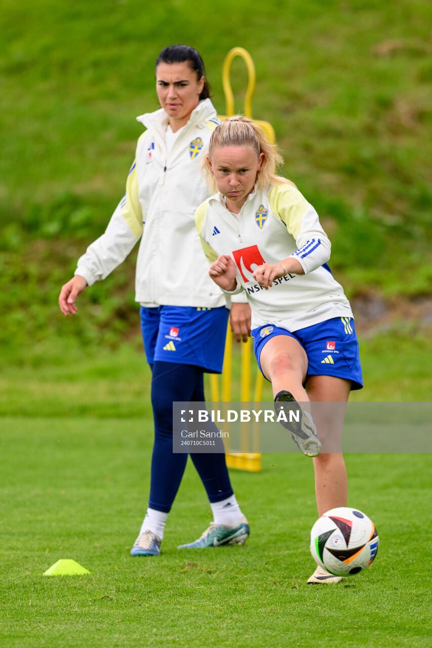 goalkeeper Zecira Musovic and Matilda Vinberg