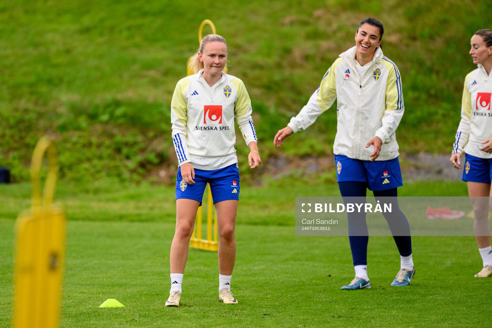 Matilda Vinberg and goalkeeper Zecira Musovic
