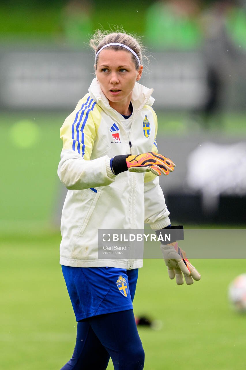 goalkeeper Jennifer Falk